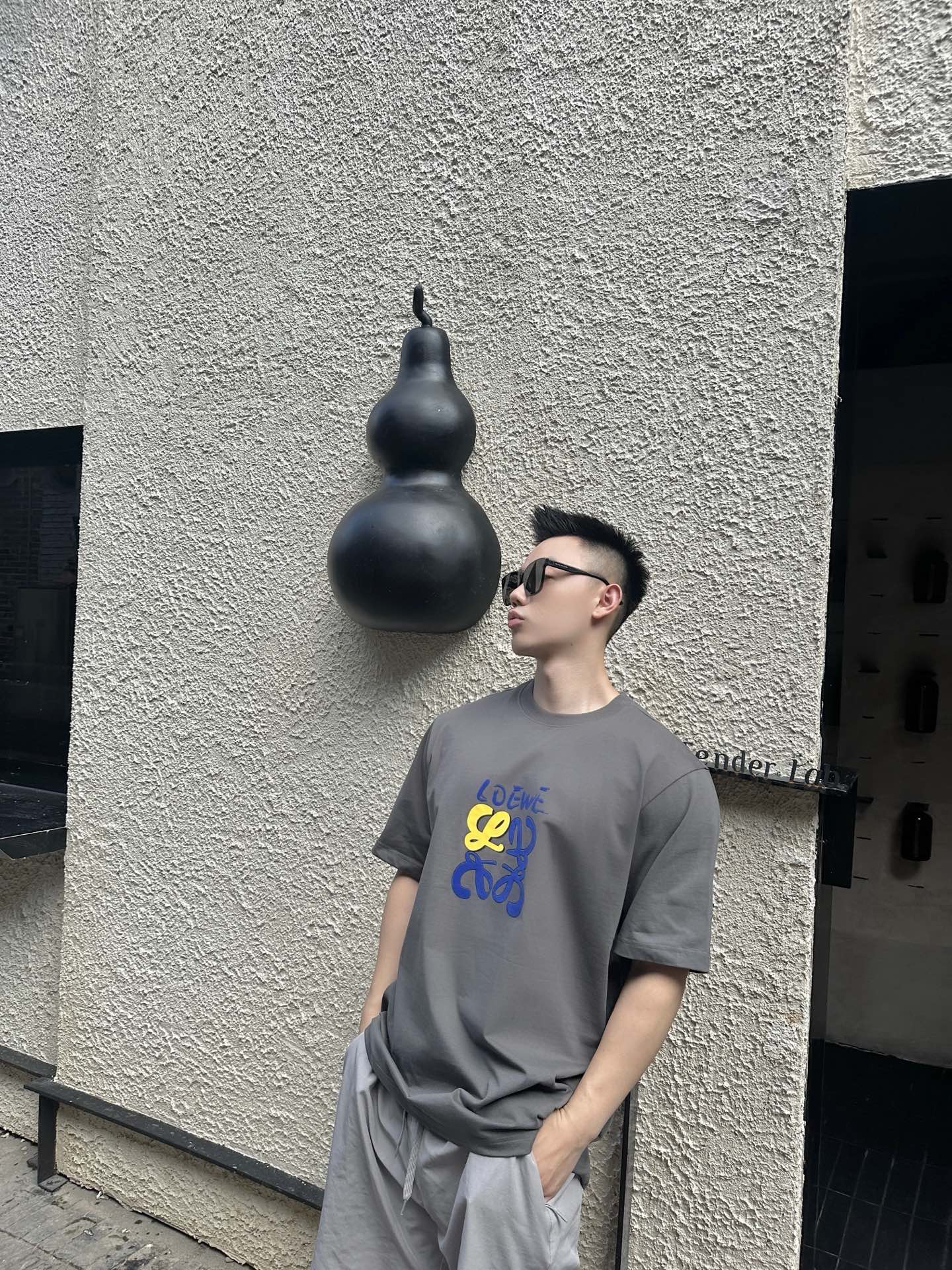 NO:451199,-25SS———Colored short-sleeved T-shirts for men and women, with their unique fashion charm, have become a must-have item in the wardrobe. They are made of high-quality fabrics, soft and comfortable, and breathable, and can keep the skin dry and comfortable even in the hot summer. The short-sleeved design is simple and generous, and does not pick on the figure, which can be easily controlled by both men and women. The colorful letter prints on the body of the clothes are brightly colored and not easy to fade, adding a bit of liveliness and dynamic to the overall look. The letter pattern design is novel, showing personality, and allowing you to stand out from the crowd. At the same time, the style of this T-shirt is loose and moderate, not too tight, and can well modify the body shape, showing a casual and unrestrained fashion attitude.  Whether paired with jeans, casual pants or skirts, you can easily create a variety of different styles. Whether it is daily travel, friends gathering or casual sports, this colorful letters short-sleeved T-shirt for men and women can become your ideal choice, allowing you to show your fashion charm anytime and anywhere. Grey XS-S-M-L, skirts, jeans, T-shirt, tees, t-shirt, alexander wang19860909-25SS———彩色字母男女同款短袖T恤,以其独特的时尚魅力,成为衣橱中的必备单品.采用优质面料,柔软舒适,透气性好,即便在炎炎夏日也能保持肌肤的干爽与自在.短袖设计简洁大方,不挑身材,无论男女都能轻松驾驭. 衣身上的彩色字母印花,色彩鲜艳且不易褪色,为整体增添了几分活泼与动感.字母图案设计新颖,彰显个性,让你在人群中脱颖而出.同时,这款T恤的版型宽松适中,既不会过于紧绷,又能很好地修饰身形,展现出随性不羁的时尚态度. 无论是搭配牛仔裤、休闲裤还是半身裙,都能轻松打造出多种不同的风格.无论是日常出行、朋友聚会还是休闲运动,这款彩色字母男女同款短袖T恤都能成为你的理想选择,让你随时随地都能展现出自己的时尚魅力. 现货发售灰色XS-S-M-L,,skirts,jeans,T-shirt,tees，t-shirt,alexander wang,Men's clothing