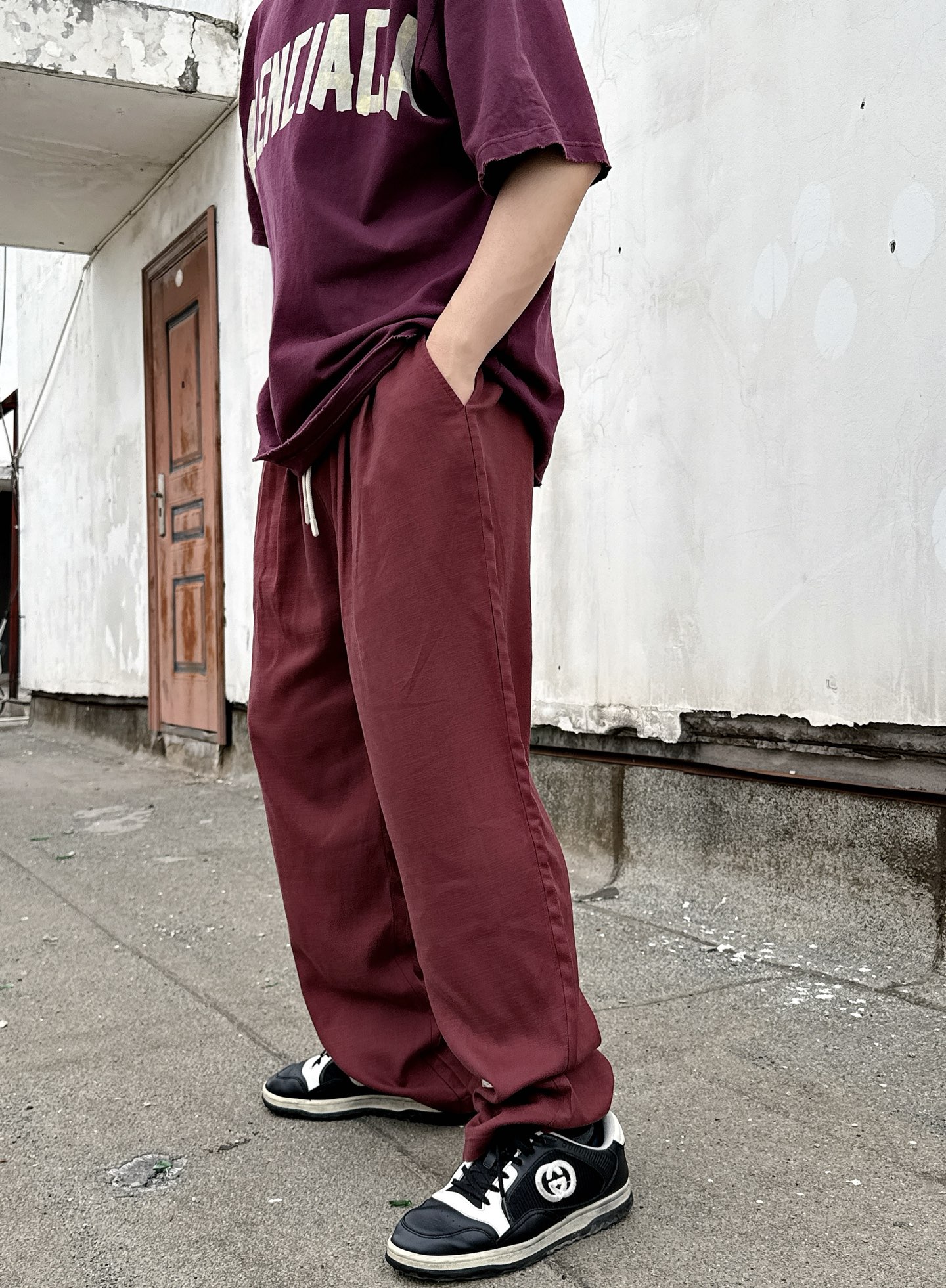 NO:451225,-25SS———Tiansi linen pants, a cool choice for summer. This pants are selected for high-quality tiansi and linen blend fabrics, combining the smooth and delicate tiansi and the natural breathable lantern of tiansi, which is comfortable and light to wear. Its unique fiber structure allows the pants to have good moisture absorption and sweating properties, and can keep the skin dry even in the hot summer. In terms of design, it adopts simple but fashionable tailoring, and smooth lines outline elegant leg outlines, which can be easily controlled whether it is leisure travel or daily commuting. In addition, tiansi linen pants also have good wear resistance and wrinkle resistance, which is also very convenient to take care of. It is an indispensable item for you who pursue a quality life. Choose a tiansi linen pants to make every step of summer light like the wind, enjoy the coolness and freedom. burgundy XS-L, alexander wang on sale in stock19860909-25SS————天丝亚麻裤,夏日里的清凉之选.这款裤子精选高品质天丝与亚麻混纺面料,结合了天丝的柔滑细腻与亚麻的自然透气,穿着起来既舒适又轻盈.其独特的纤维结构,让裤子拥有良好的吸湿排汗性能,即便在炎炎夏日也能保持肌肤的干爽.设计上,它采用了简约而不失时尚的剪裁,流畅的线条勾勒出优雅的腿部轮廓,无论是休闲出游还是日常通勤,都能轻松驾驭.此外,天丝亚麻裤还具有良好的耐磨性和抗皱性,打理起来也十分方便,是追求品质生活的你不可或缺的单品.选择一款天丝亚麻裤,让夏日的每一步都轻盈如风,尽享清凉与自在. 现货发售酒红色XS-L,,alexander wang,Men's clothing