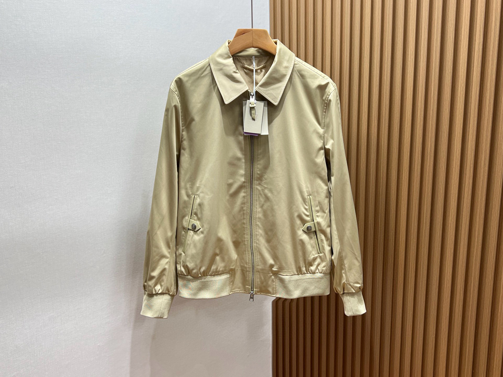 NO:744228,-25SS——TF segmented fabric lapel jacketTF segmented fabric jacket is specially designed for you who pursue fashion and individuality. This jacket is made of unique segmented fabric, with fine texture and comfortable touch, making you stand out from the crowd. The stand-up collar design shows your uninhibited attitude, and the large pockets add a sense of leisure. Whether it is paired with jeans or casual pants, it can be easily worn and shows the true qualities of a stylish man.  Every detail reveals the designer's ingenuity. Exquisite stitching, sturdy zippers, and just the right cut all demonstrate the high quality of this jacket. Not only can it perfectly fit your body shape, but it can also show your taste and style in every detail.  The TF segment fabric jacket is not only fashionable and versatile, but also very practical. It has good breathability and warmth, allowing you to stay comfortable in changing seasons. Whether it is daily travel or outdoor adventures, this jacket can be your best companion and accompany you through every wonderful moment.  Wearing a TF segmented fabric lapel jacket will instantly enhance your overall temperament. It can not only show your unique personality, but also make you full of confidence and charm in any occasion. Whether it is a business negotiation or a casual gathering, this jacket can make you the focus of the crowd. In this era of pursuing quality and personality, the TF segmented fabric jacket is undoubtedly your best choice. It is not just a piece of clothing, but also a way of self-expression. Choosing TF means choosing a new self, a more confident, calm and graceful you.  现货发售翻领夹克 黑色/卡其48-50-52-54-56,男装,tom ford,jeans,jackets & coats,19860909-25SS———TF段面布翻领夹克TF段面布夹克,专为追求时尚与个性的你打造.这款夹克采用独特的段面布料,质感细腻,触感舒适,让你在人群中脱颖而出.立领设计彰显你的不羁态度,大口袋增添休闲感,无论是搭配牛仔裤还是休闲裤,都能轻松驾驭,尽显型男本色. 每一处细节都透露着设计师的匠心独运.精致的缝线、坚固的拉链、以及恰到好处的剪裁,都彰显着这款夹克的高品质.它不仅能够完美贴合你的身形,还能在细节之处展现你的品味与格调. TF段面布夹克不仅时尚百搭,还非常实用.它具有良好的透气性和保暖性,让你在多变的季节里也能保持舒适.无论是日常出行还是户外探险,这款夹克都能成为你的最佳伴侣,陪伴你度过每一个精彩瞬间. 穿上TF段面布翻领夹克,瞬间提升你的整体气质.它不仅能够展现你的独特个性,还能让你在任何场合都充满自信与魅力.无论是商务洽谈还是休闲聚会,这款夹克都能让你成为人群中的焦点. 在这个追求品质与个性的时代,TF段面布夹克无疑是你的最佳选择.它不仅仅是一件衣服,更是你自我表达的一种方式.选择TF,就是选择了一个全新的自我,一个更加自信、从容且不失风度的你. 现货发售翻领夹克 黑色/卡其48-50-52-54-56,男装,tom ford,jeans,jackets & coats,,Women's clothing