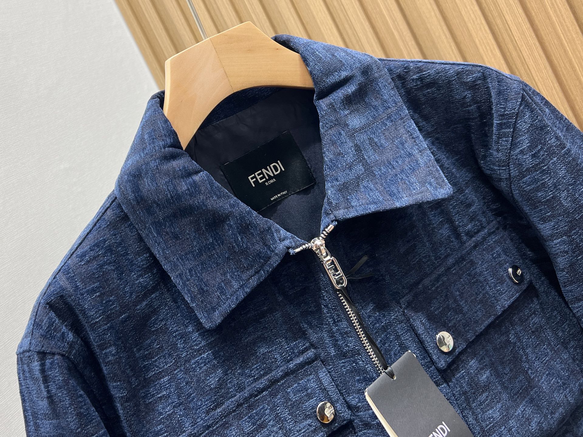 Title: Dark Print Fashion Jacket by Fendi 2025-25SS – Comfortable and Stylish for Casual Wear Summary: Fendi’s P1104 jacket features a unique dark print, - 图片 5