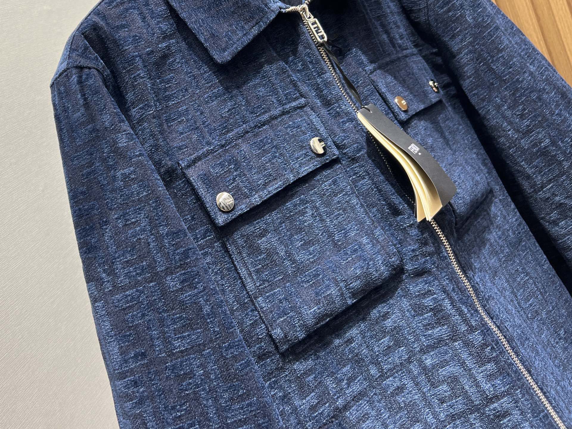 Title: Dark Print Fashion Jacket by Fendi 2025-25SS – Comfortable and Stylish for Casual Wear Summary: Fendi’s P1104 jacket features a unique dark print, - 图片 4
