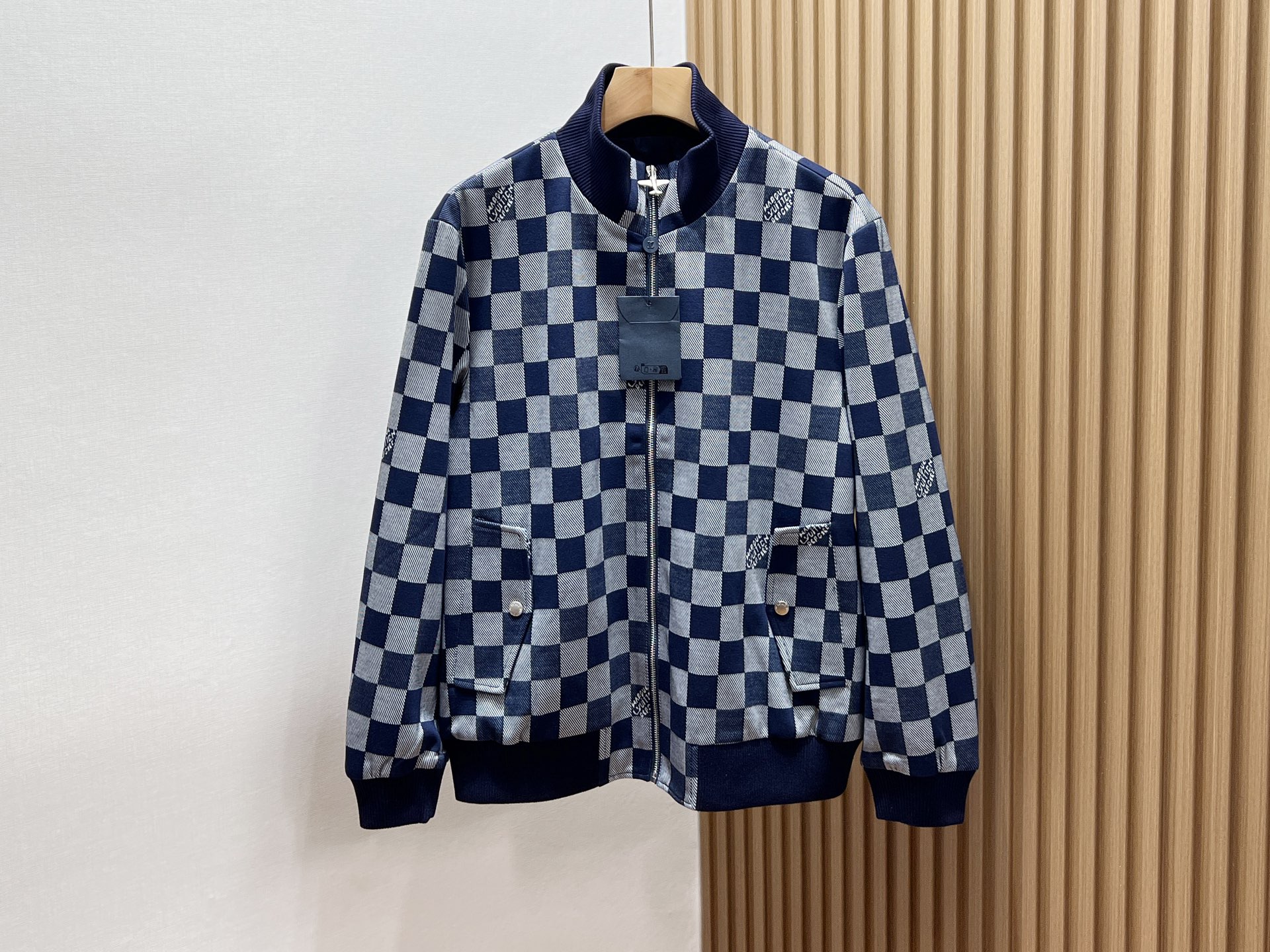 NO:505269,Donkey brand 2025-25SS - The stylish coat of presbyterian letters, with its unique retro charm and modern design, has become a highlight item in the wardrobe. The surface of the coat is based on classic presbyterian patterns, and is decorated with the brand's iconic letter elements in a staggered manner, retaining the traces of time and without losing the style of fashion and cutting-edge. It uses high-quality fabrics, soft and good breathability, and can be easily controlled even in the spring and autumn seasons. The cut is three-dimensional, and the style is slim and not tight. Whether it is daily travel or casual gathering, it can be easily matched to show the wearer's unique taste and extraordinary temperament. The details are true, and the exquisite stitching and button design all reveal the brand's ingenuity. This stylish coat of presbyterian letters is an ideal choice for those who pursue personality and retro feelings.  Spot sale blue 48-50-52-54-56,,louis vuitton,jackets & coats,alexander wang19860909驴牌2025-25SS———老花字母时尚外套,以其独特的复古韵味与现代设计的巧妙融合,成为衣橱中的亮点单品.外套表面以经典的老花图案为基底,错落有致地点缀着品牌标志性的字母元素,既保留了岁月的痕迹,又不失时尚前沿的格调.采用高品质面料,触感柔软且具备良好的透气性,即便是春秋换季也能轻松驾驭.剪裁立体,版型修身而不紧绷,无论是日常出行还是休闲聚会,都能轻松搭配,展现穿着者的独特品味与不凡气质.细节之处见真章,精致的缝线与纽扣设计,无一不透露出品牌的匠心独运.这款老花字母时尚外套,是追求个性与复古情怀人士的理想之选. 现货发售蓝色48-50-52-54-56,,louis vuitton,jackets & coats,alexander wang,Men's clothing