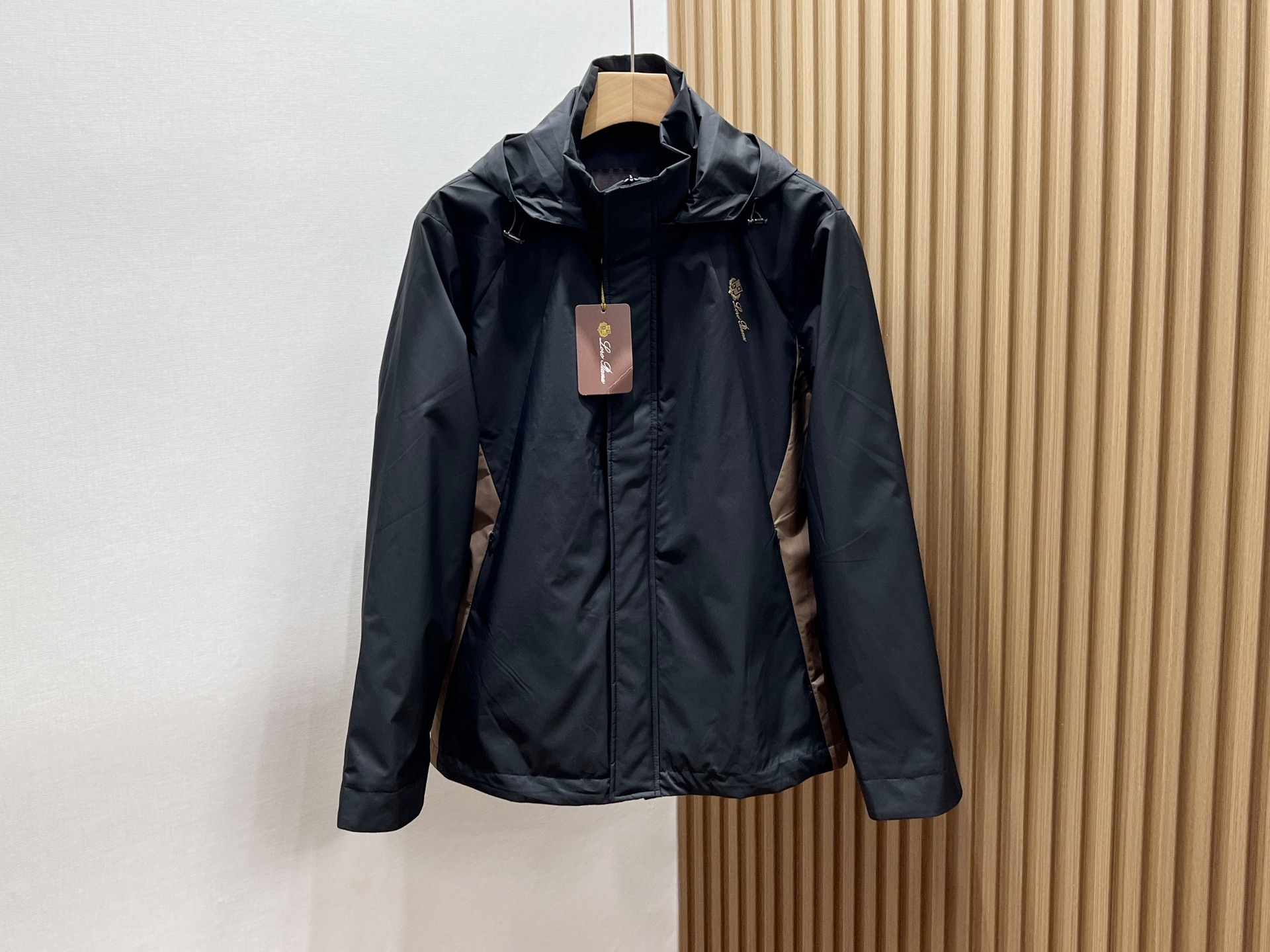 NO:513625,The LP hooded casual outdoor windbreaker jacket is a perfect combination of fashion and functionality. It uses high-quality fabrics, light and breathable, and has good windproof and waterproof performance. It can easily deal with it whether it is drizzle or breeze. Its unique hooded design not only increases the layering of wear, but also effectively resists wind and rain and protects the head from intrusion. The simple but fashionable tailoring, paired with adjustable drawstring hem and cuffs, not only meets the functional needs of outdoor activities, but also highlights the wearer's personality and taste. Whether it is daily travel, outdoor adventure or leisure gathering, the LP hooded casual outdoor windbreaker jacket can make you the focus and enjoy a free and comfortable wearing experience. In addition, its convenient pocket design allows you to have a safe storage of personal belongings, making travel more worry-free.  Spot-sale brown 48-50-52-54-56, loro piano, jackets & coats, hats, alexander wang19860909LP连帽休闲户外风衣外套,是时尚与功能性的完美结合.采用高品质面料,轻盈透气,同时具备良好的防风防水性能,无论是细雨绵绵还是微风拂面,都能轻松应对.其独特的连帽设计,不仅增加了穿着的层次感,还能有效抵御风雨侵袭,保护头部不受侵扰.简约而不失时尚的剪裁,搭配可调节的抽绳下摆与袖口,既满足了户外活动的功能性需求,又彰显了穿着者的个性与品味.无论是日常出行、户外探险还是休闲聚会,LP连帽休闲户外风衣外套都能让你成为焦点,尽享自由舒适的穿着体验.此外,其便捷的口袋设计,更是让随身物品有了安全的存放之处,让出行更加无忧. 现货发售咖啡色48-50-52-54-56,,loro piana,jackets & coats,hats,alexander wang,Men's clothing