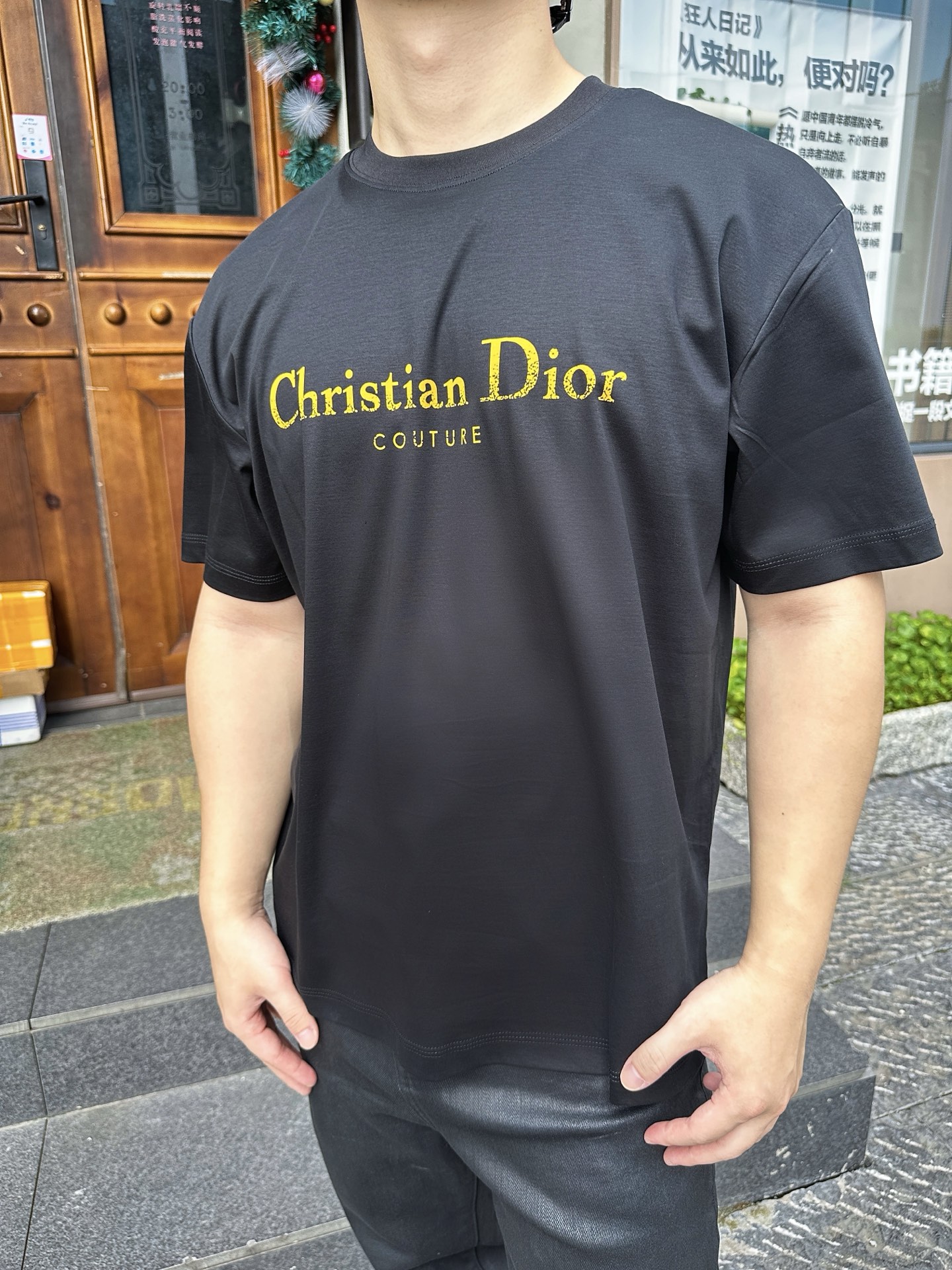 NO:501394,-25SS———Imprinted casual letter short sleeves, with their simple but fashionable design, have become a must-have item in summer wardrobe. The short sleeves are made of high-quality fabrics, soft and breathable, comfortable and skin-friendly, and can be kept refreshed even in hot summer. The body is based on solid colors, giving people a sense of cleanness and neatness. The carefully printed casual letter patterns on the chest add a bit of personality and fun to the whole. The letter design is simple and elegant, neither ostentatious nor styled, perfectly fits the dual pursuit of fashion and comfort of modern young people. Whether it is matched with jeans or casual pants, you can easily control various occasions, whether it is daily travel or casual gatherings, you can become the focus. With its unique charm, this imprinted casual letter short sleeves allow you to show your own style in summer and become the focus of fashion on the streets and alleys.  Two-color XS-S-M-L, jeans, T-shirt, alexander wang19860909-25SS———压印休闲字母短袖,以其简约而不失时尚的设计,成为夏日衣橱中的必备单品.短袖采用优质面料,柔软透气,穿着舒适亲肤,即便在炎炎夏日也能保持清爽.衣身以纯色为底,给人以干净利落之感,而胸前精心压印的休闲字母图案,则为整体增添了几分个性与趣味.字母设计简约大方,既不张扬又不失格调,完美契合了现代年轻人对时尚与舒适的双重追求.无论是搭配牛仔裤还是休闲裤,都能轻松驾驭各种场合,无论是日常出行还是休闲聚会,都能让你成为焦点.这款压印休闲字母短袖,以其独特的魅力,让你在夏日里尽情展现自我风采,成为街头巷尾的时尚焦点. 现货发售二色XS-S-M-L,,jeans,T-shirt,alexander wang,Men's clothing