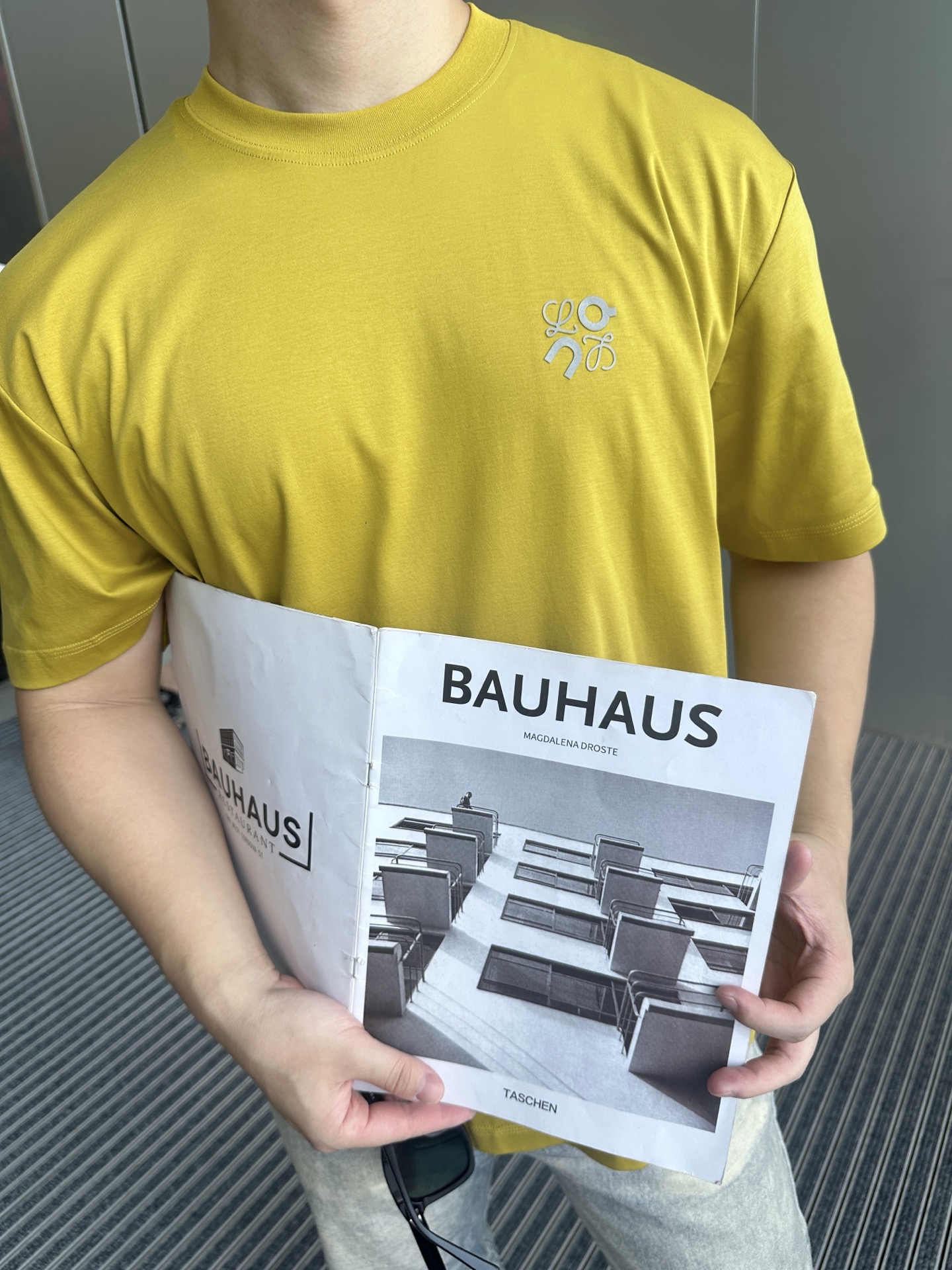 NO:504232,-25SS———The casual short-sleeved sleeves with letters on the chest have become a must-have item in summer wardrobe with their simple but stylish design. This short-sleeved sleeves are made of high-quality fabrics, soft and comfortable, and breathable. They can keep the skin dry and comfortable even in hot summer. The style is loose but crisp, and can well modify the body shape. Whether it is matched with jeans or casual pants, it can be easily controlled, showing a casual and stylish casual style.  The unique letter stamping design on the chest adds a bit of personality and fashion to the entire short sleeve. These letters are simple and elegant, or full of fun, and can be selected according to personal preferences and show a unique self-style. Whether it is daily travel, friends' gatherings or outdoor leisure, this casual short sleeve with letter stamping on the chest can become your perfect match, allowing you to stand out from the crowd and enjoy the relaxation and comfort of summer. In short, with its unique charm, it has become an indispensable fashion element in summer. Spot card yellow XS-S-M-L, jeans, T-shirt, alexander wang19860909-25SS———胸前压字母的休闲短袖,以其简约而不失时尚的设计,成为了夏日衣橱中的必备单品.这款短袖采用优质面料,柔软舒适,透气性好,即使在炎炎夏日也能保持肌肤的干爽与自在.其版型宽松而不失挺括,能够很好地修饰身形,无论是搭配牛仔裤还是休闲裤,都能轻松驾驭,展现出随性而不失格调的休闲风范. 胸前独特的字母压印设计,为整件短袖增添了几分个性与时尚感.这些字母或简约大方,或趣味十足,能够根据个人喜好进行选择,彰显独特的自我风格.无论是日常出行、朋友聚会还是户外休闲,这款胸前压字母的休闲短袖都能成为你的完美搭配,让你在人群中脱颖而出,尽享夏日的轻松与惬意.总之,它以其独特的魅力,成为了夏日里不可或缺的时尚元素. 现货发售卡黄XS-S-M-L,,jeans,T-shirt,alexander wang,Men's clothing