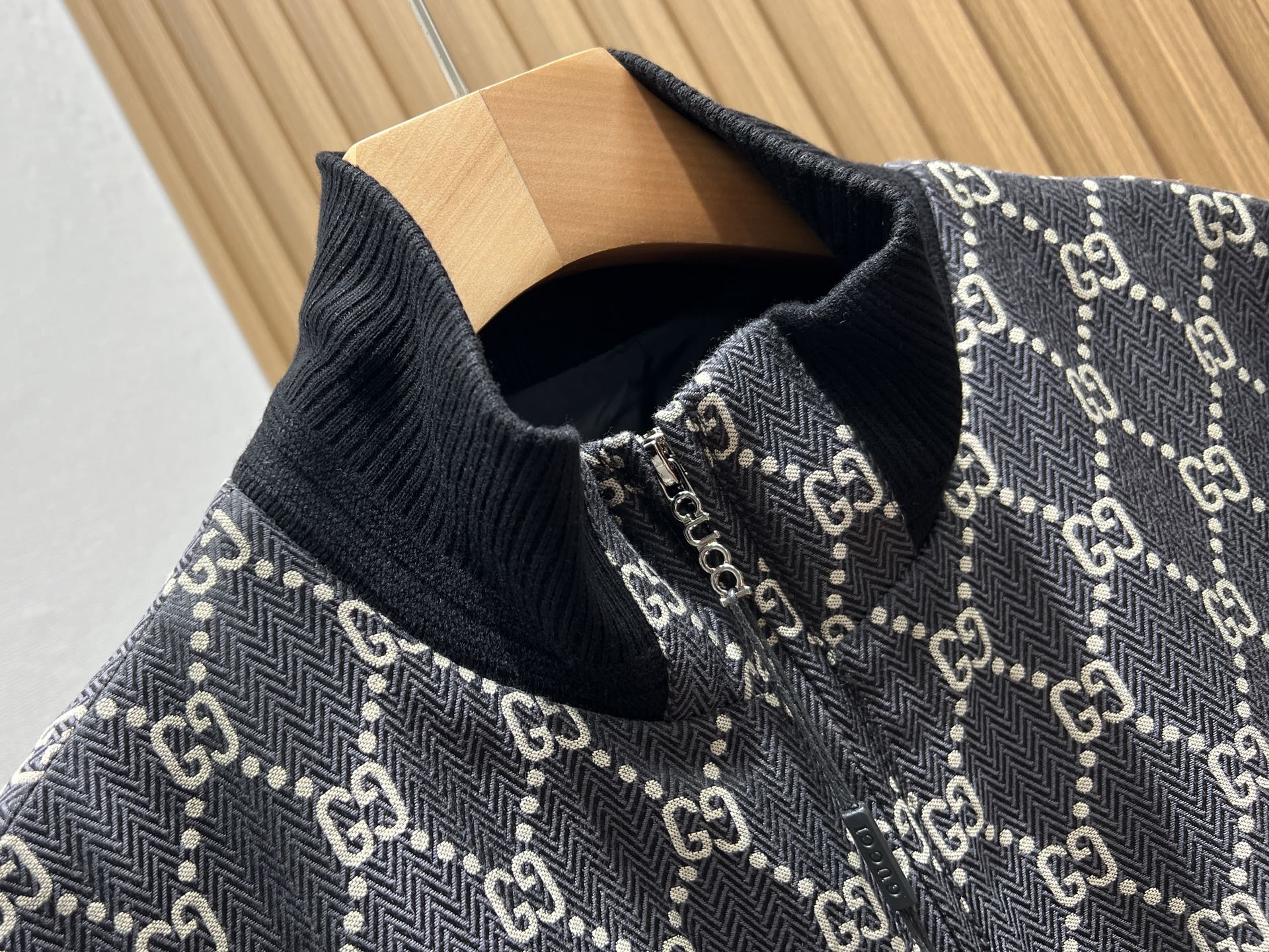 -25SS———这款字母时尚立领休闲外套，以其独特的设计风格，瞬间提升了整体的时尚感。外套的立领设计，不