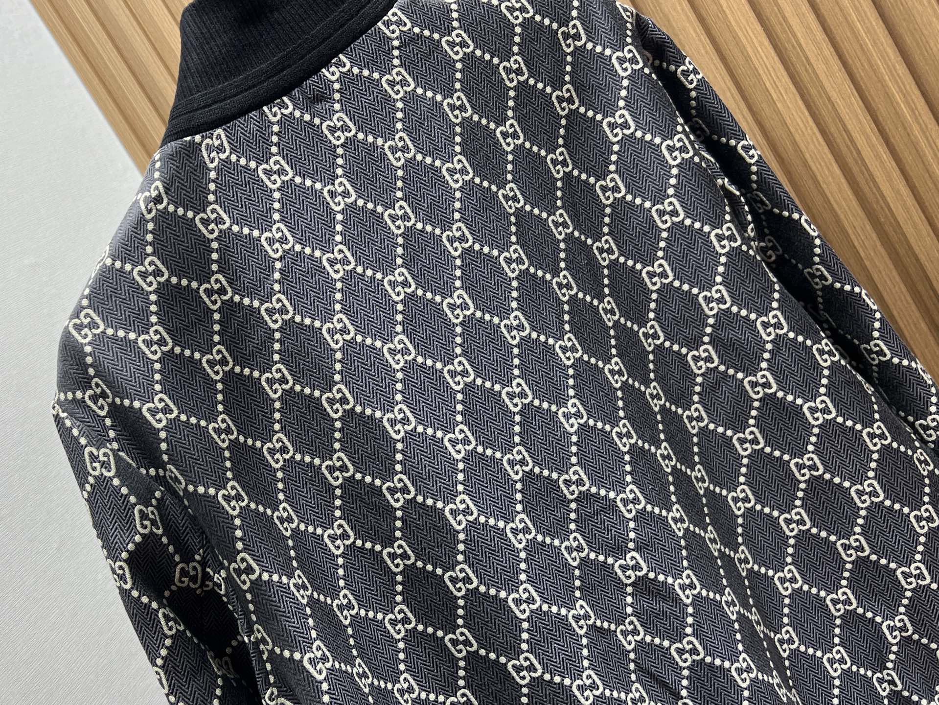 -25SS———这款字母时尚立领休闲外套，以其独特的设计风格，瞬间提升了整体的时尚感。外套的立领设计，不