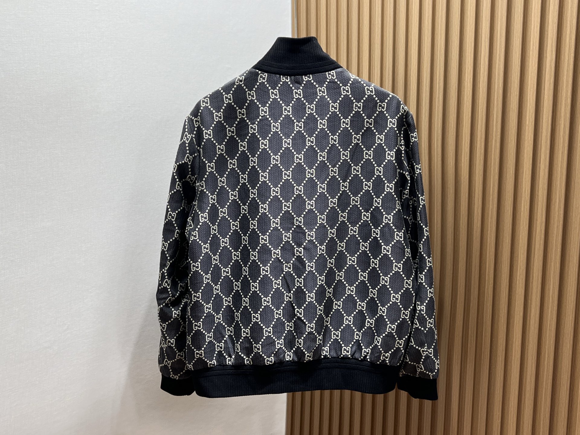 -25SS———这款字母时尚立领休闲外套，以其独特的设计风格，瞬间提升了整体的时尚感。外套的立领设计，不