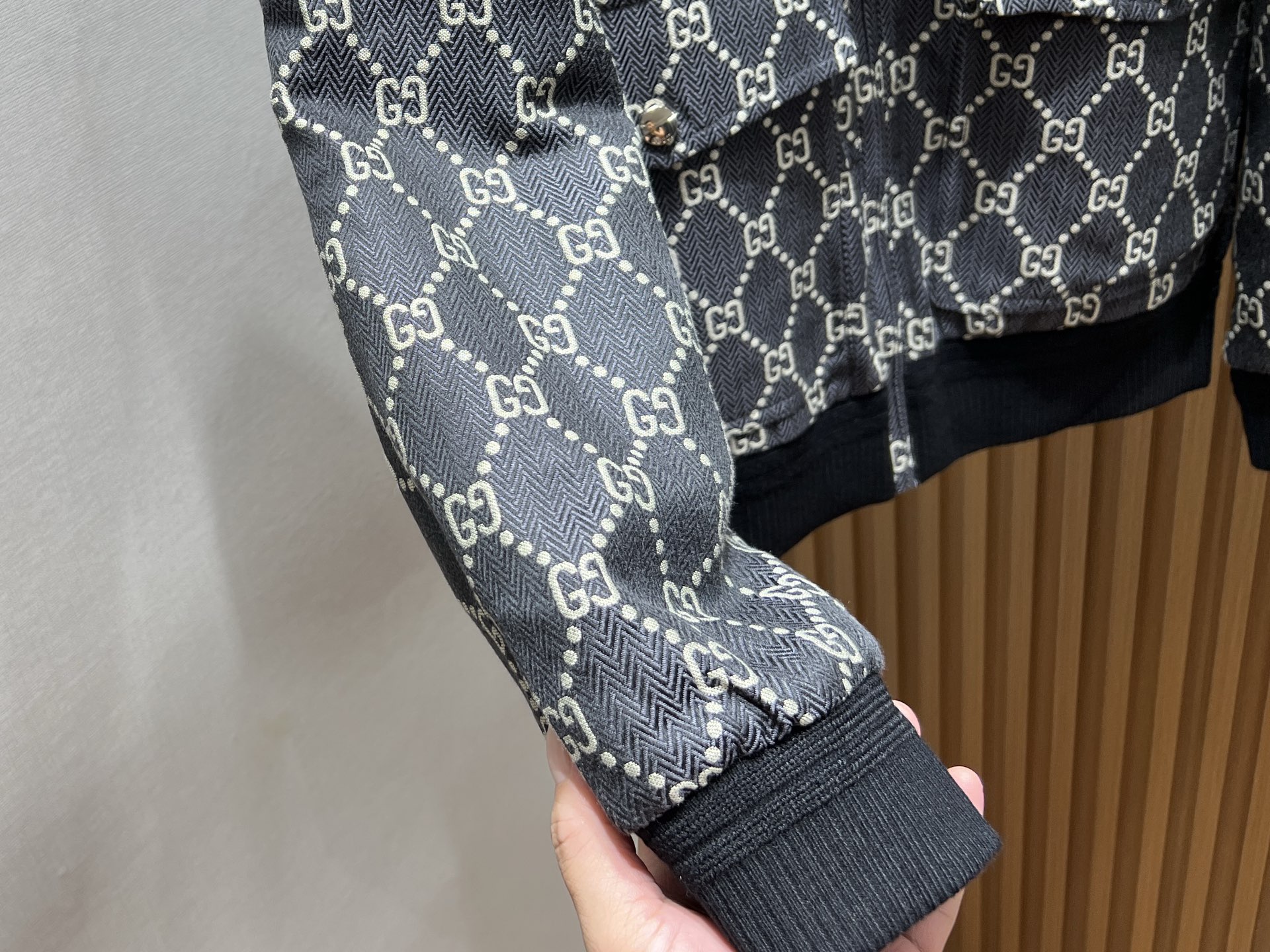 -25SS———这款字母时尚立领休闲外套，以其独特的设计风格，瞬间提升了整体的时尚感。外套的立领设计，不