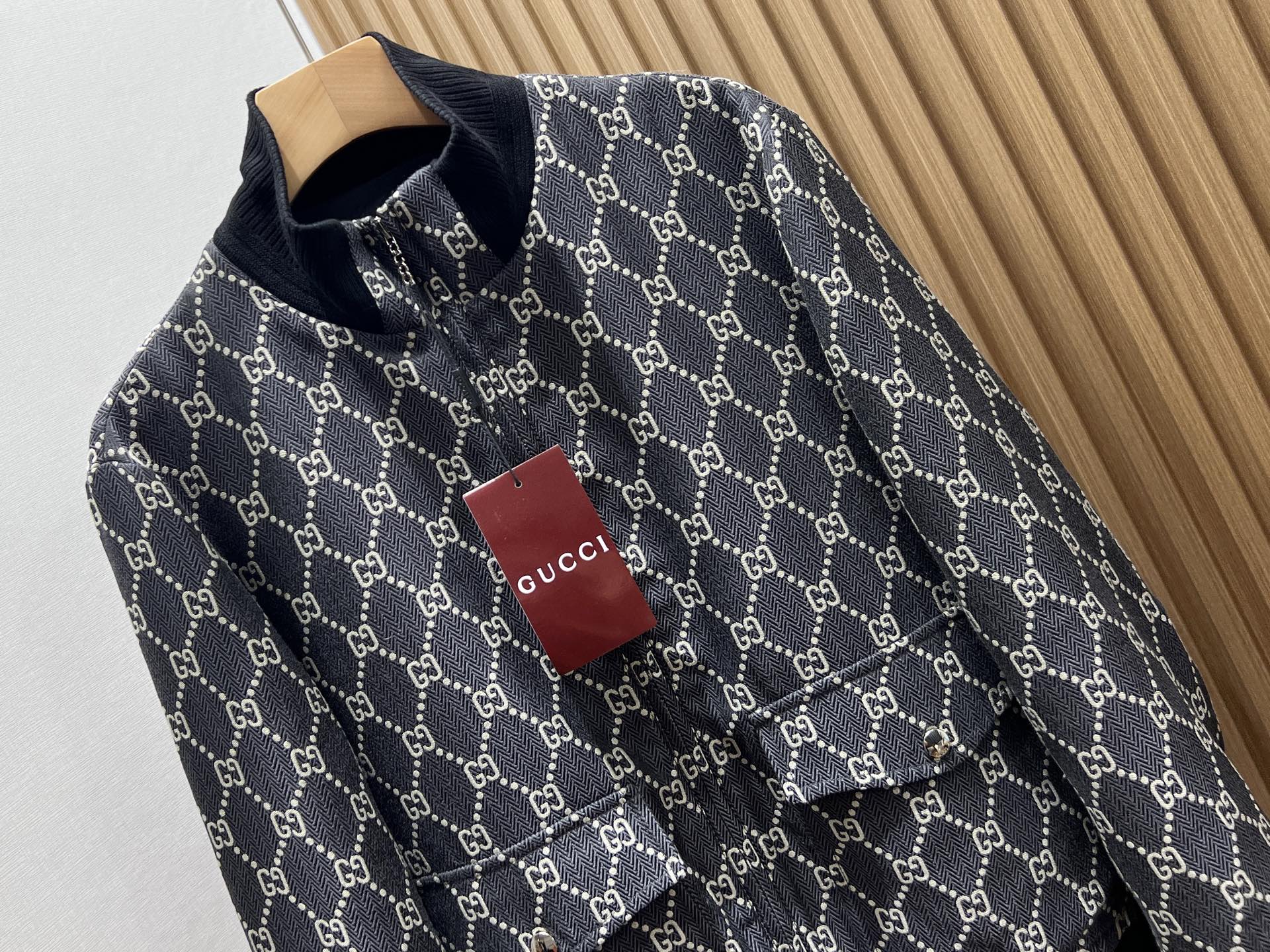 -25SS———这款字母时尚立领休闲外套，以其独特的设计风格，瞬间提升了整体的时尚感。外套的立领设计，不