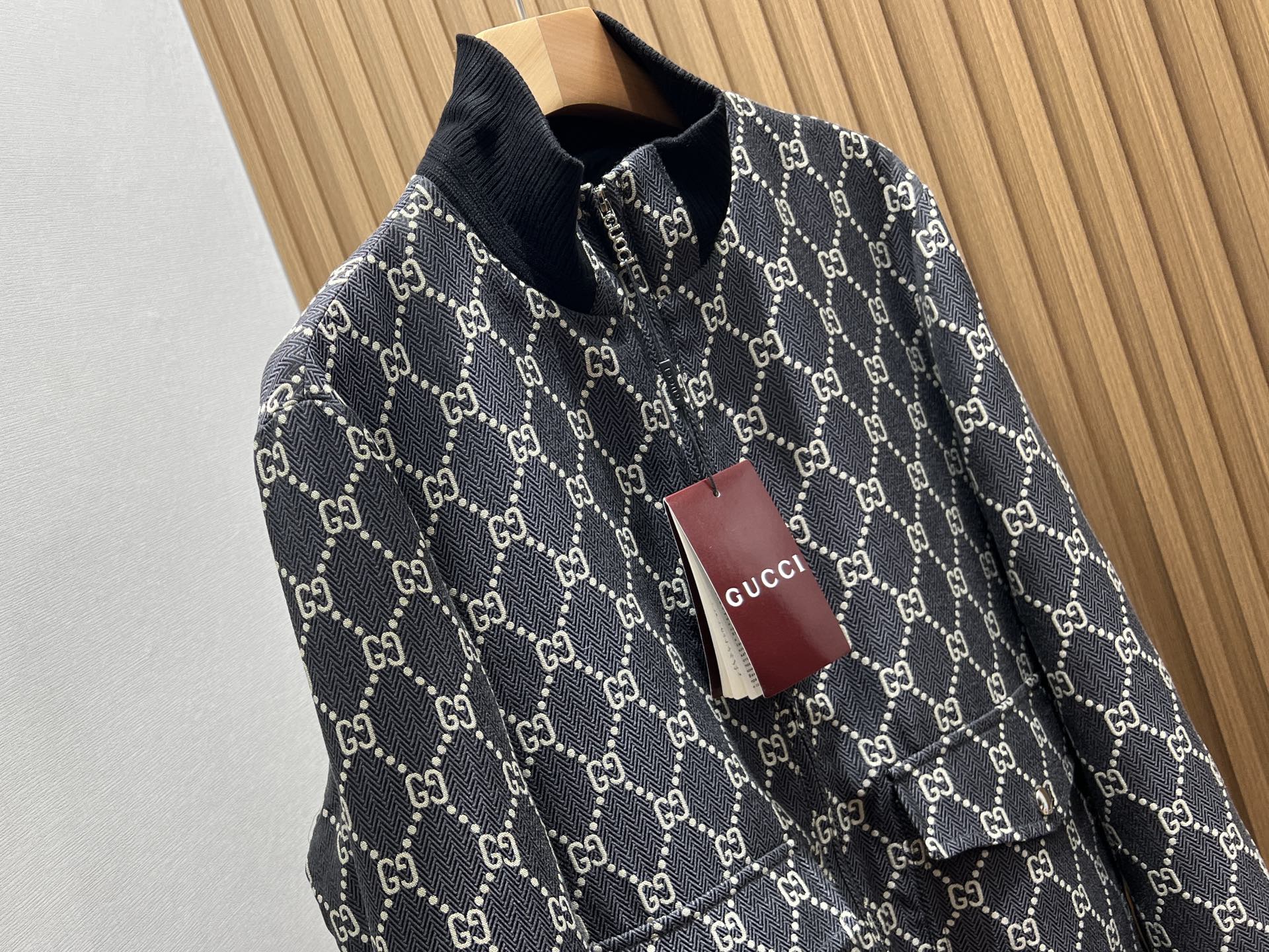 -25SS———这款字母时尚立领休闲外套，以其独特的设计风格，瞬间提升了整体的时尚感。外套的立领设计，不