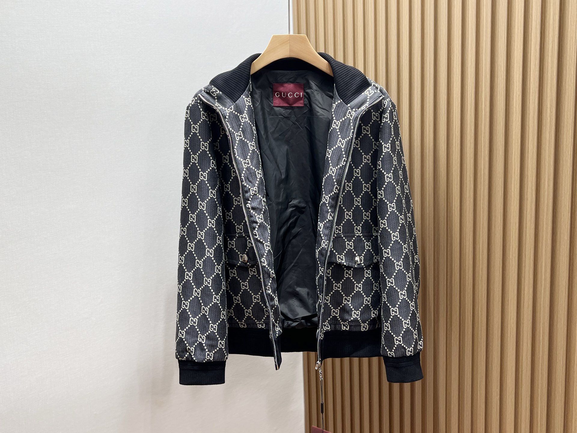 -25SS———这款字母时尚立领休闲外套，以其独特的设计风格，瞬间提升了整体的时尚感。外套的立领设计，不