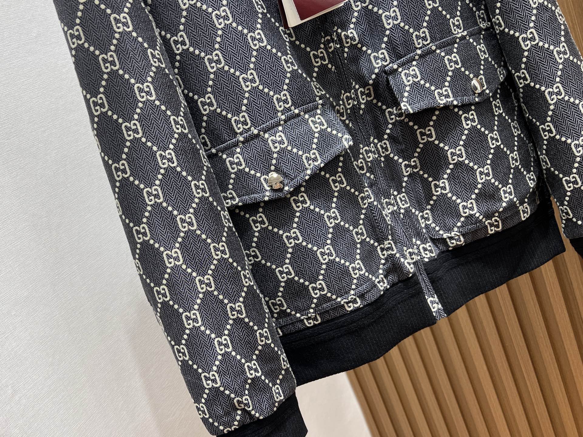 -25SS———这款字母时尚立领休闲外套，以其独特的设计风格，瞬间提升了整体的时尚感。外套的立领设计，不