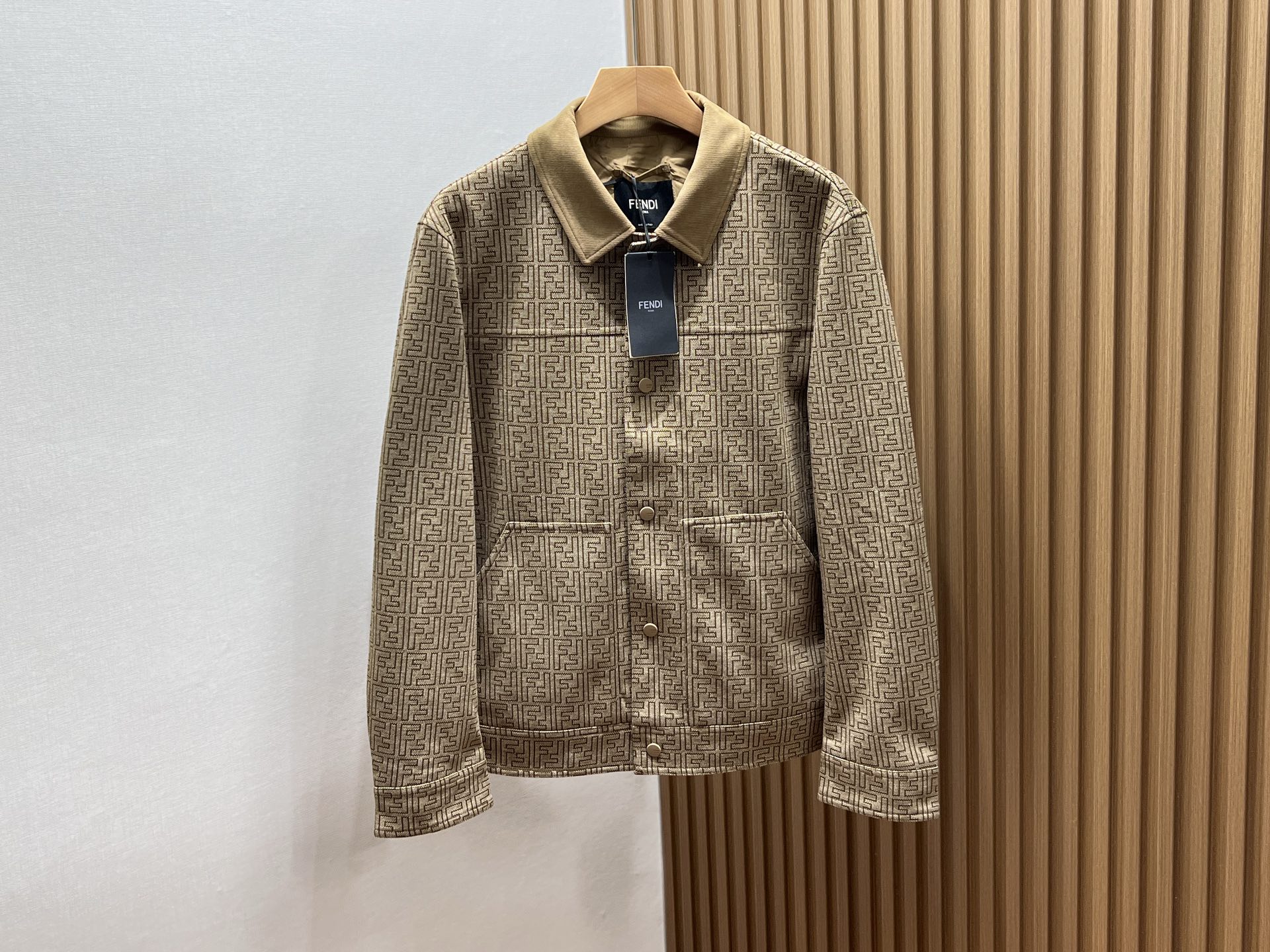 NO:513609,25SS———This dark pattern casual and fashionable jacket leads the trend with its unique charm. The surface of the jacket adopts a delicate dark pattern design, revealing extraordinary taste in low-key, suitable for you who pursue personality and connotation. The tailoring focuses on comfort and slimness, and can be easily controlled whether it is daily travel or casual gathering, showing a free and casual style. The fabric is soft and has good breathability, and can maintain a comfortable body even in changing weather. The details are also exquisite, and the exquisite zipper and pocket design is both practical and beautiful. Paired with jeans or casual pants, it can easily create a fashionable look. Whether it is an urban white-collar worker or a fashion expert, this dark pattern casual jacket is an indispensable fashion item in your wardrobe.  Spot shipment khaki 48-50-52-54-56, jeans, jackets & coats, jackets & coats, alexander wang1986090925SS———这款暗纹休闲时尚夹克外套,以其独特的魅力引领潮流风尚.外套表面采用了精致的暗纹设计,低调中透露出不凡的品味,适合追求个性与内涵的您.剪裁上注重舒适与修身并重,无论是日常出行还是休闲聚会,都能轻松驾驭,展现自在随性的风采.面料柔软且具有良好的透气性,即使在多变的天气里也能保持舒适体感.细节处理同样考究,精致的拉链与口袋设计,既实用又美观.搭配牛仔裤或休闲裤,都能轻松打造出时尚感十足的造型.无论是都市白领还是时尚达人,这款暗纹休闲夹克都是您衣橱中不可或缺的时尚单品. 现货发货卡其色48-50-52-54-56,,jeans,jackets & coats,jackets & coats,alexander wang,Men's clothing