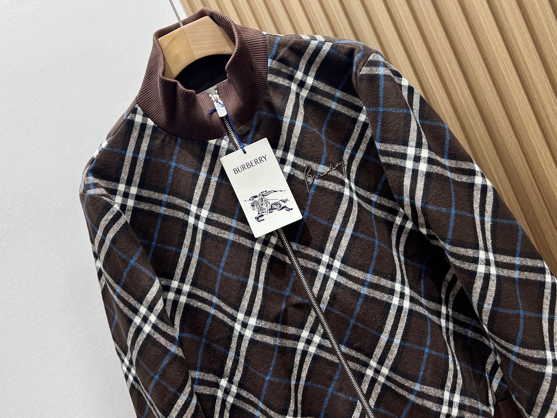 -25SS—翻领专马休闲外套，以其独特的设计与舒适的穿着体验，成为都市休闲风的优选单品。这款外套采用经典