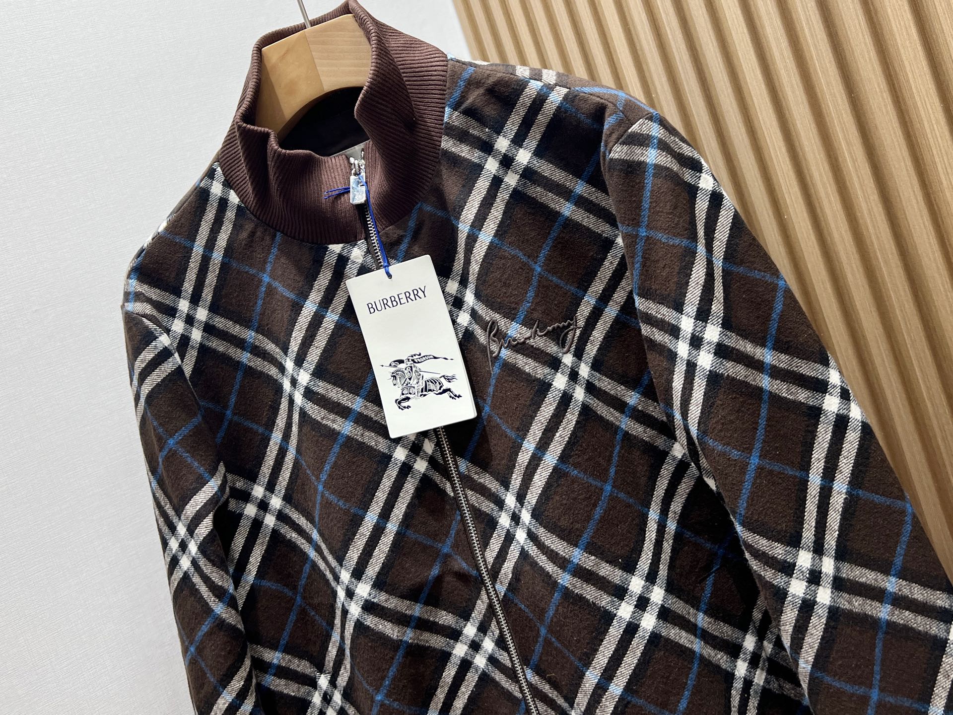 -25SS—翻领专马休闲外套，以其独特的设计与舒适的穿着体验，成为都市休闲风的优选单品。这款外套采用经典