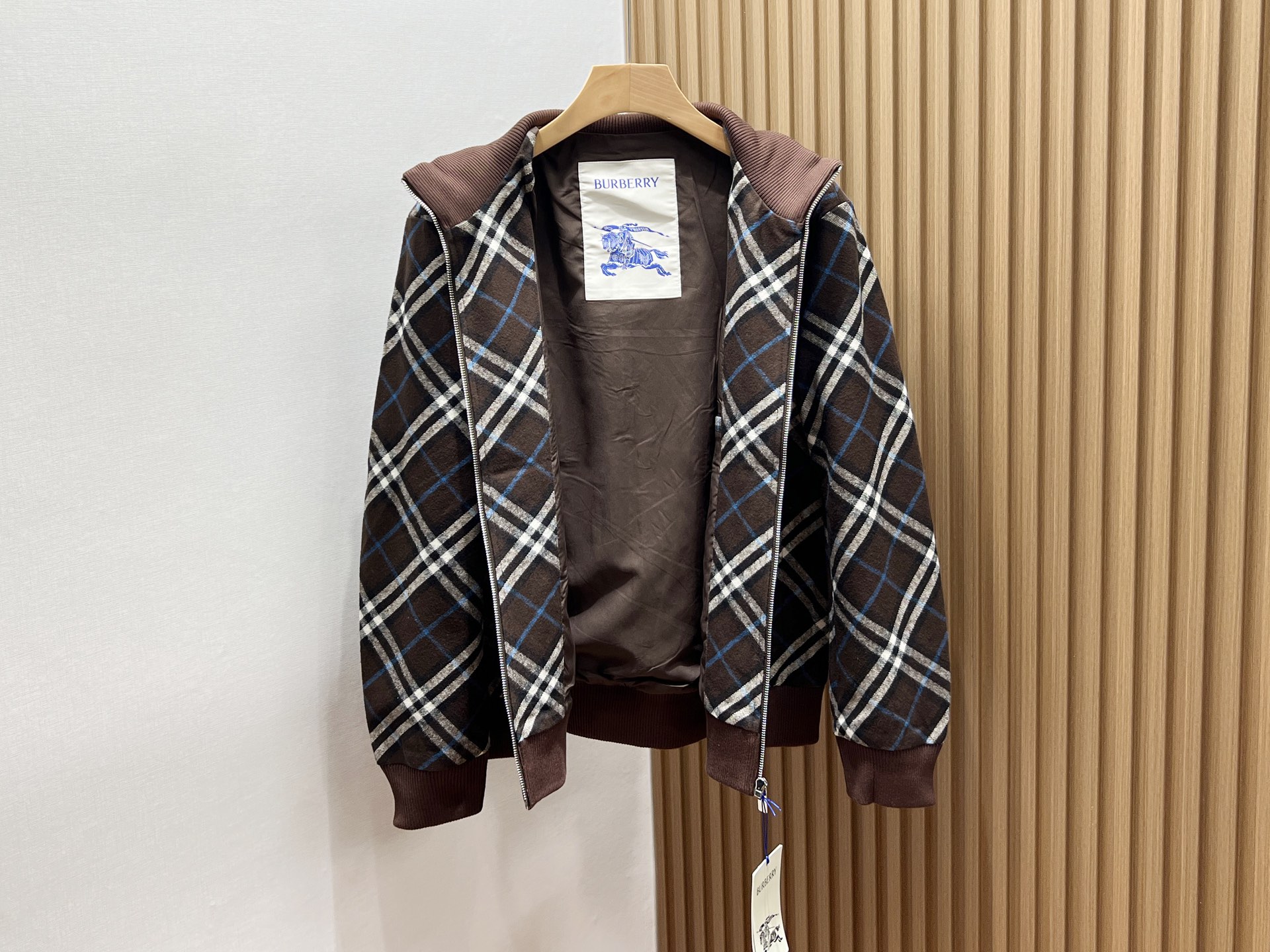 -25SS—翻领专马休闲外套，以其独特的设计与舒适的穿着体验，成为都市休闲风的优选单品。这款外套采用经典