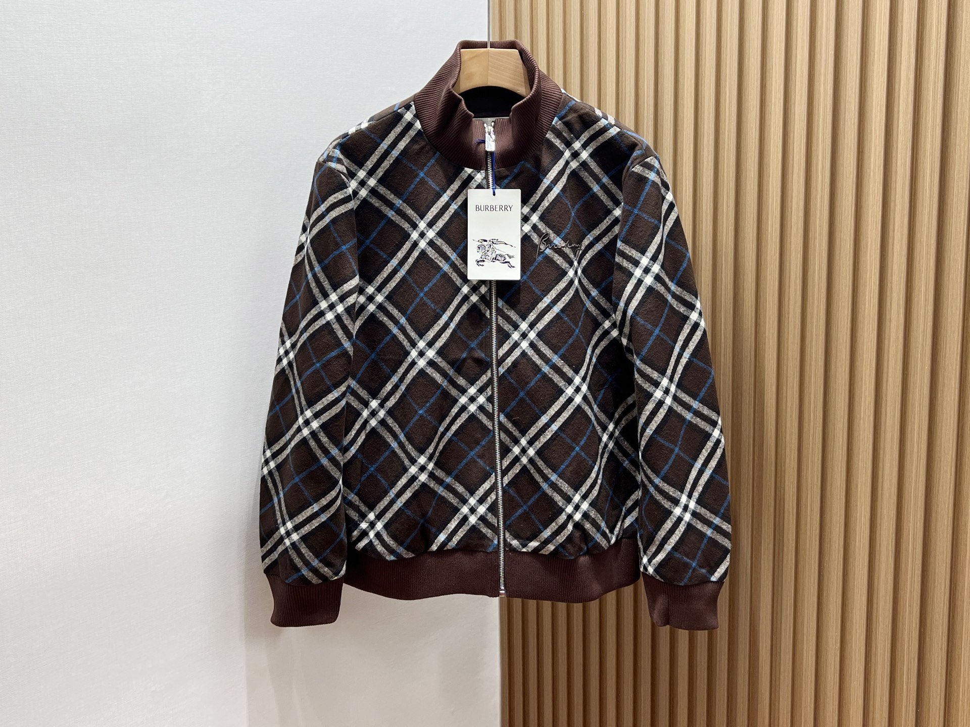 NO:513603,25SS - Lapel horse casual jacket has become the best item for urban casual style with its unique design and comfortable wearing experience. This jacket adopts a classic lapel design, which not only embellishes the neck lines, but also adds a sense of ability and elegance. The fabric is made of high-quality materials, which is soft and breathable, so that you can maintain a comfortable feeling even if worn for a long time. The details of the special horse, such as exquisite stitching and sturdy buttons, all show its exquisite craftsmanship and high-quality pursuit. Whether it is matched with simple T-shirts and jeans, or elegant shirts and casual pants, you can easily control a variety of occasions, from daily travel to business leisure, you can show your unique taste and fashion attitude. Lapel horse casual jacket is an indispensable classic choice in your wardrobe, adding a touch of color to your leisure time.  Spot-sale brown color 48-56, jeans, jackets & coats,shirts,tees,t-shirt,alexander wang1986090925SS—翻领专马休闲外套,以其独特的设计与舒适的穿着体验,成为都市休闲风的优选单品.这款外套采用经典翻领设计,不仅修饰颈部线条,更添一份干练与优雅.面料选用高品质材料,柔软且透气,即便是长时间穿着也能保持舒适感受.专马的细节处理,如精致的缝线、坚固的纽扣,无不彰显其精湛工艺与高品质追求.无论是搭配简约T恤与牛仔裤,还是优雅衬衫与休闲裤,都能轻松驾驭多种场合,从日常出行到商务休闲,都能展现你的独特品味与时尚态度.翻领专马休闲外套,是你衣橱中不可或缺的经典之选,为你的休闲时光增添一抹亮色. 现货发售咖啡色48-56,,jeans,jackets & coats,shirts,tees，t-shirt,alexander wang,Men's clothing