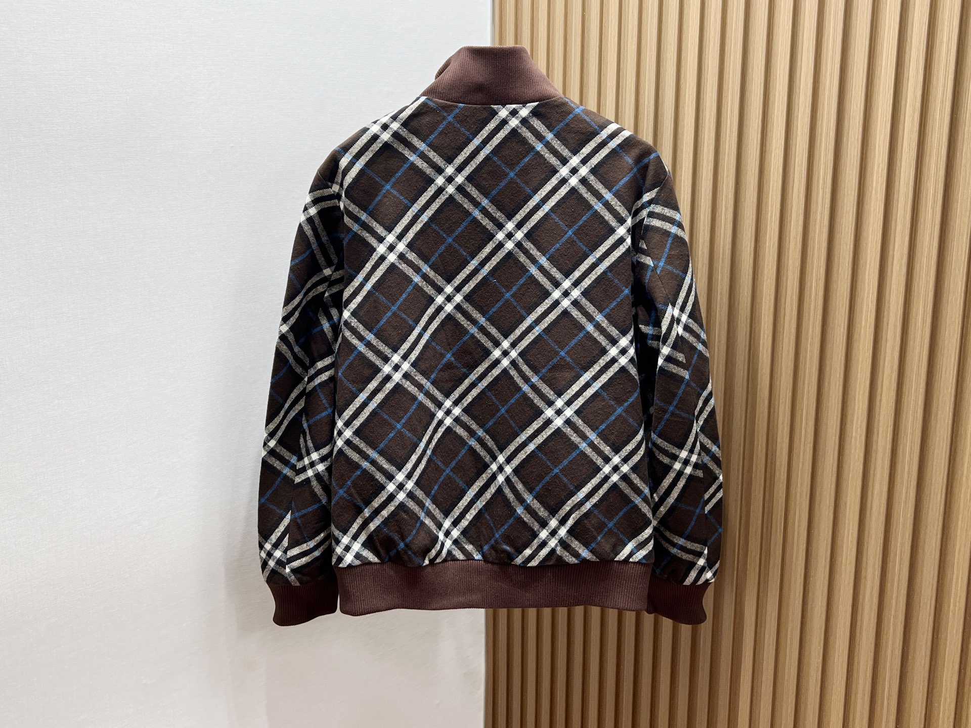 -25SS—翻领专马休闲外套，以其独特的设计与舒适的穿着体验，成为都市休闲风的优选单品。这款外套采用经典