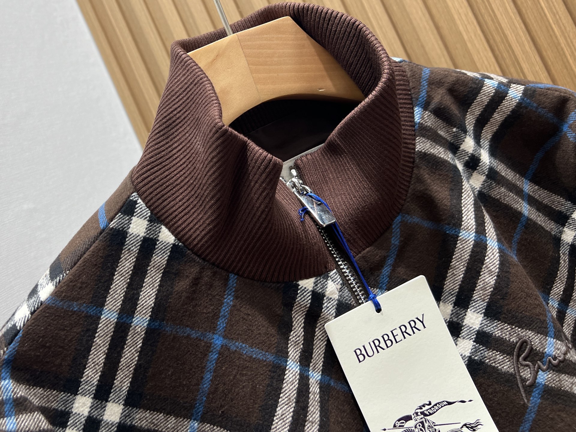 -25SS—翻领专马休闲外套，以其独特的设计与舒适的穿着体验，成为都市休闲风的优选单品。这款外套采用经典