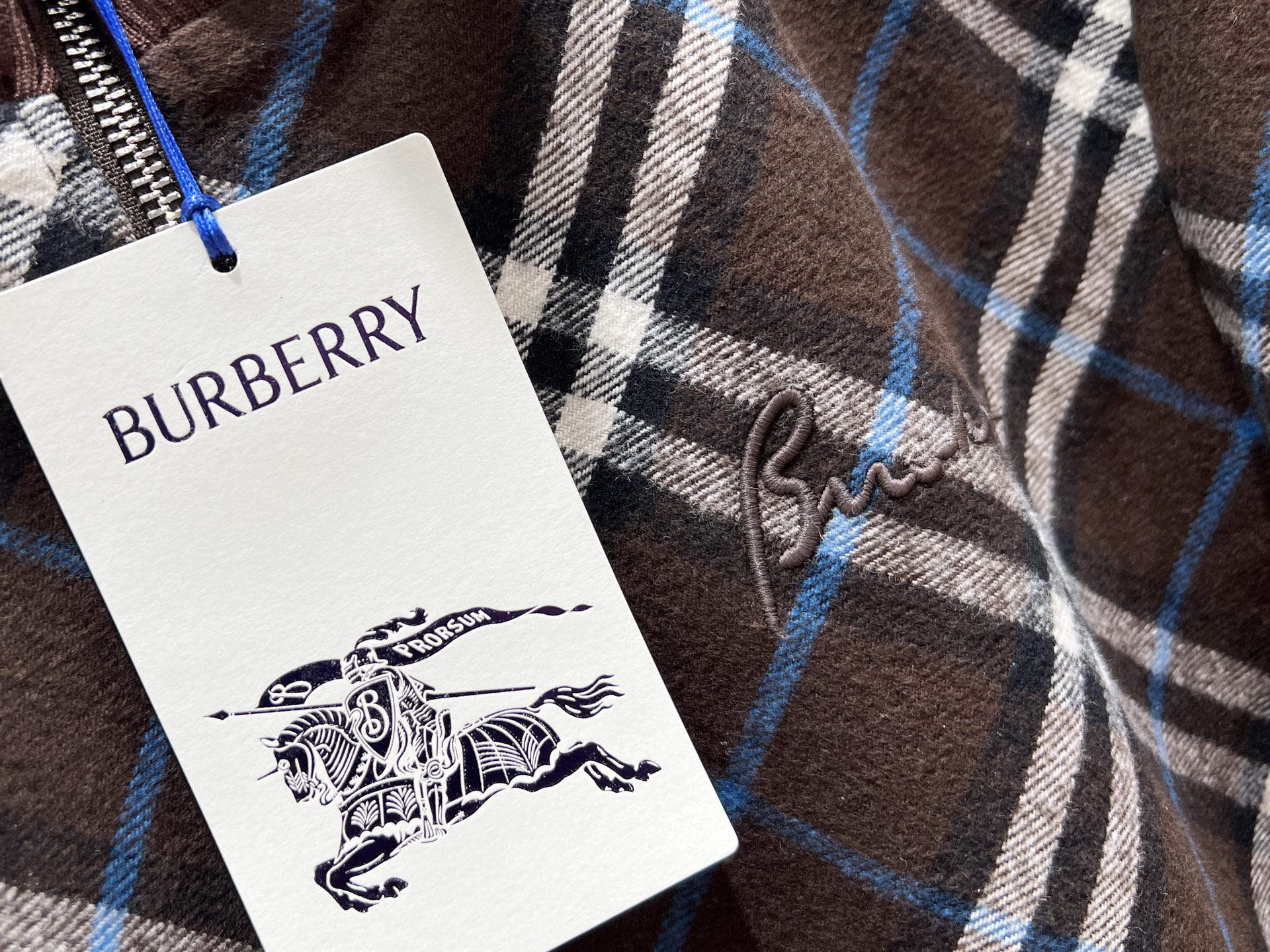 -25SS—翻领专马休闲外套，以其独特的设计与舒适的穿着体验，成为都市休闲风的优选单品。这款外套采用经典