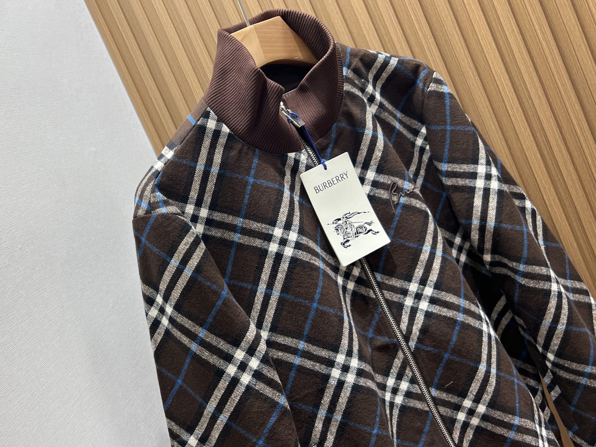 -25SS—翻领专马休闲外套，以其独特的设计与舒适的穿着体验，成为都市休闲风的优选单品。这款外套采用经典