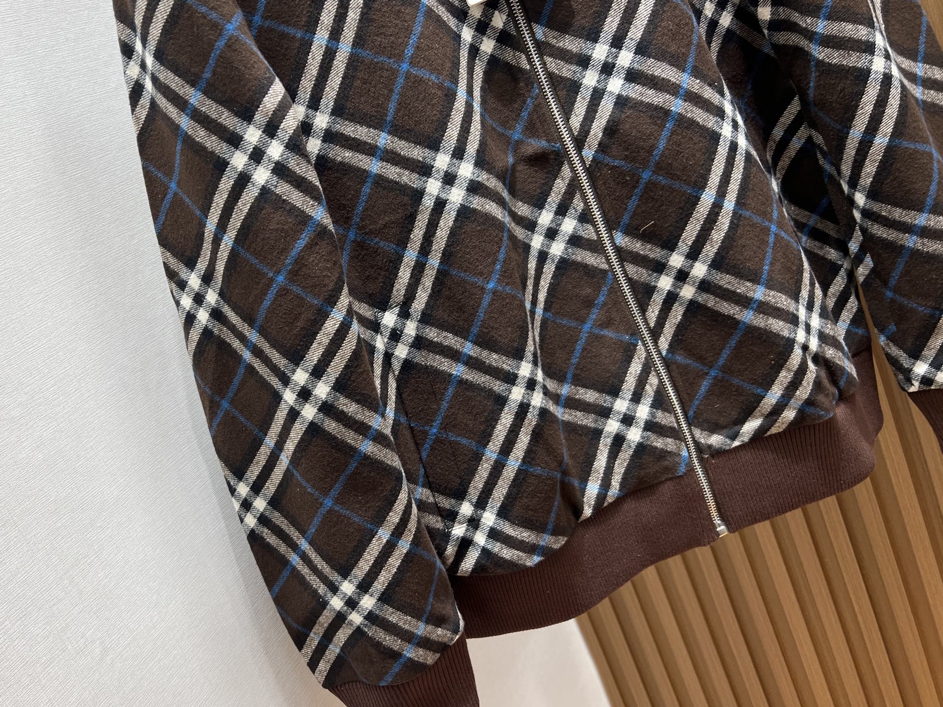 -25SS—翻领专马休闲外套，以其独特的设计与舒适的穿着体验，成为都市休闲风的优选单品。这款外套采用经典