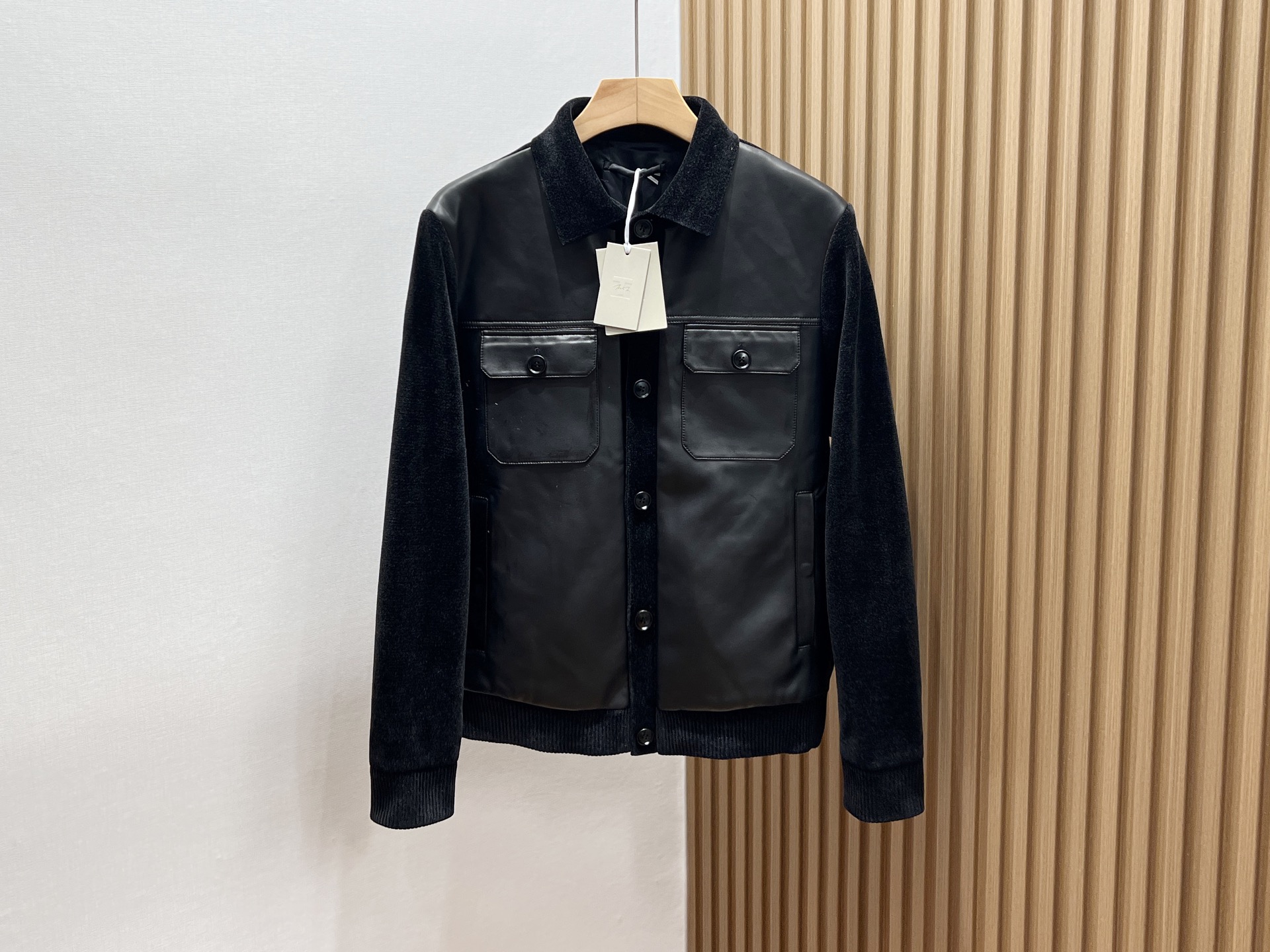 NO:637179,-25SS————TF brand high-end business leather jacket is a well-deserved rare product. Its core value lies in the exquisiteness that breaks through the conventional **'Sheepskin Spliced Wool'**  The craftsmanship seamlessly blends the delicate toughness of top-grade goatskin with the luxurious texture of selected wool. The sheepskin part is shiny and smooth to the touch, giving the leather jacket a classic noble heritage and excellent durability; the wool sections are cleverly embedded in the shoulders, elbows or linings, not only bringing an unparalleled warm and comfortable experience, but also creating a low-key and dazzling visual level with the collision of textures. In terms of design, it perfectly interprets **'High-end Fashion Business'**  Positioning. Slim and neat tailoring lines fit the body shape, outlining a calm and capable elite aura; details such as exquisite stitching, elegant buttons and just right splicing design all demonstrate cutting-edge fashion taste. It can not only control the rigorous occasions of formal meetings and high-end banquets, but also seamlessly switch to fashionable parties or casual socializing, showing multi-faceted charm.  'Rare goods' is its core label. This leather jacket is made of specially customized fabrics, the splicing process is complicated and time-consuming, and the output is extremely limited. Each piece is a unique and unique existence, which is not comparable to mass production lines. Its scarcity is not only reflected in the quantity, but also in the unique combination of materials and design concepts. Owning it is an absolute symbol of identity and taste, and it is a must-have collection for elites who pursue ultimate quality and personality.  Ready for sale black 48-50-52-54-56, men's clothing, tom ford, leather jacket, sheepskin, alexander wang19860909-25SS————TF品牌高端商务皮衣,乃当之无愧的稀世臻品.其核心价值在于突破常规的精湛 **“羊皮拼接羊毛”** 工艺,将顶级山羊皮的细腻韧性与甄选羊毛的奢华质感无缝融合.羊皮部分光泽莹润、触感柔滑,赋予皮衣经典的尊贵底蕴与卓越耐用性；羊毛区块则巧妙嵌入肩部、肘部或内衬,不仅带来无与伦比的温暖舒适体验,更以纹理的碰撞营造出低调而耀眼的视觉层次. 设计上,它完美诠释 **“高端时尚商务”** 的定位.修身利落的剪裁线条贴合身形,勾勒出沉稳干练的精英气场；细节处如精致缝线、考究纽扣与恰到好处的拼接设计,无不彰显前沿时尚品味.既能驾驭正式会议、高端宴请的严谨场合,又能无缝切换至时尚派对或休闲社交,展现多面魅力. “稀货”是其核心标签.此款皮衣采用特殊定制面料,拼接工艺繁复耗时,产量极其有限.每一件都是匠心独运的孤品级存在,非量产流水线可比.其稀缺性不仅体现在数量上,更在于材质组合与设计理念的独一无二.拥有它,即是拥有身份与品味的绝对象征,是追求极致品质与个性的精英人士不容错过的典藏之选. 现货发售黑色48-50-52-54-56,男装,tom ford,leather jacket,sheepskin,alexander wang,Women's clothing