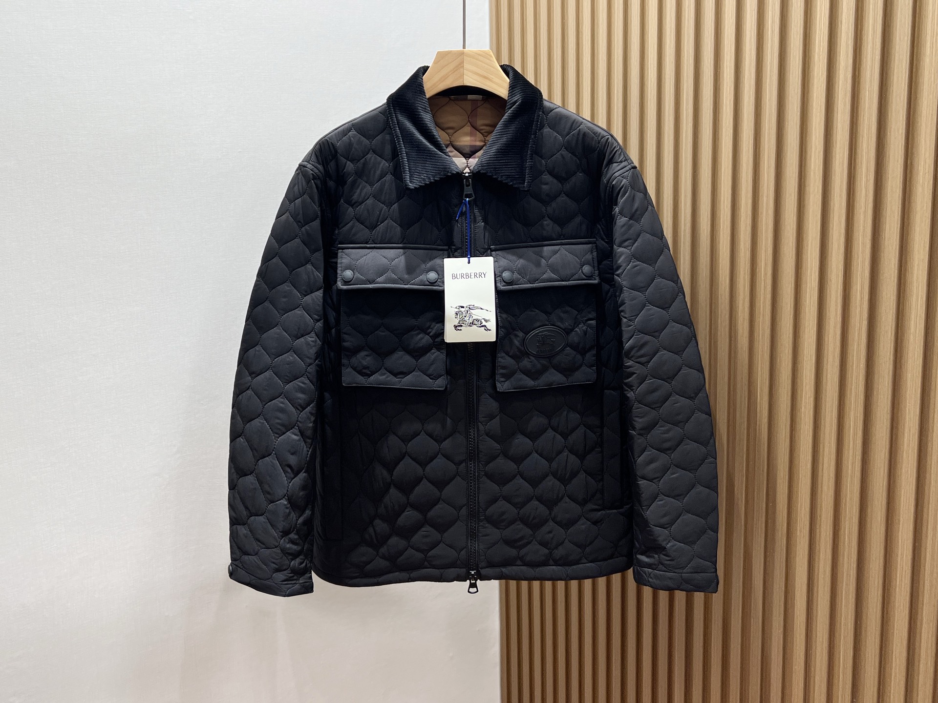 NO:513624,The chest pocket lapel jacket is a practical and fashionable outfit item in autumn and winter. Its design cleverly combines classic and trendy elements. The lapel design not only modifies the neck lines, but also adds a sense of ability and elegance. The chest pocket as the finishing touch is not only convenient and practical, but also enriches the layering of the jacket, making the overall shape more three-dimensional and full.  Choose high-quality fabrics, soft, comfortable and excellent warmth, and easily cope with the cold wind and low temperatures of autumn and winter. The tailoring is smooth and smooth. Whether it is paired with a turtleneck sweater or shirt, it can show a unique fashion charm. Whether it is daily travel, workplace outfit, or attending parties, this chest pocket lapel jacket can make you the focus and show your extraordinary taste and style. In this autumn and winter season, make this jacket a must-have in your wardrobe, helping you easily control various occasions and show your confidence style. Black 48-56 is available in stock, Jackets & coats, sweaters, shirts, alexander wang19860909胸前口袋翻领外套,是秋冬季节里既实用又时尚的穿搭单品.其设计巧妙地融合了经典与潮流元素,翻领设计不仅修饰了颈部线条,更添一份干练与优雅.胸前口袋作为点睛之笔,既方便实用,又丰富了外套的层次感,让整体造型更加立体饱满. 选用高品质面料,柔软舒适且保暖性能极佳,轻松应对秋冬的寒风与低温.剪裁合身,线条流畅,无论是搭配高领毛衣还是衬衫,都能展现出独特的时尚魅力.无论是日常出行、职场穿搭,还是参加聚会活动,这款胸前口袋翻领外套都能让你成为焦点,彰显不凡品味与格调.在这个秋冬季节,让这款外套成为你衣橱中的必备之选,助你轻松驾驭各种场合,展现自信风采. 现货发售黑色48-56,,jackets & coats,sweaters,shirts,alexander wang,Men's clothing