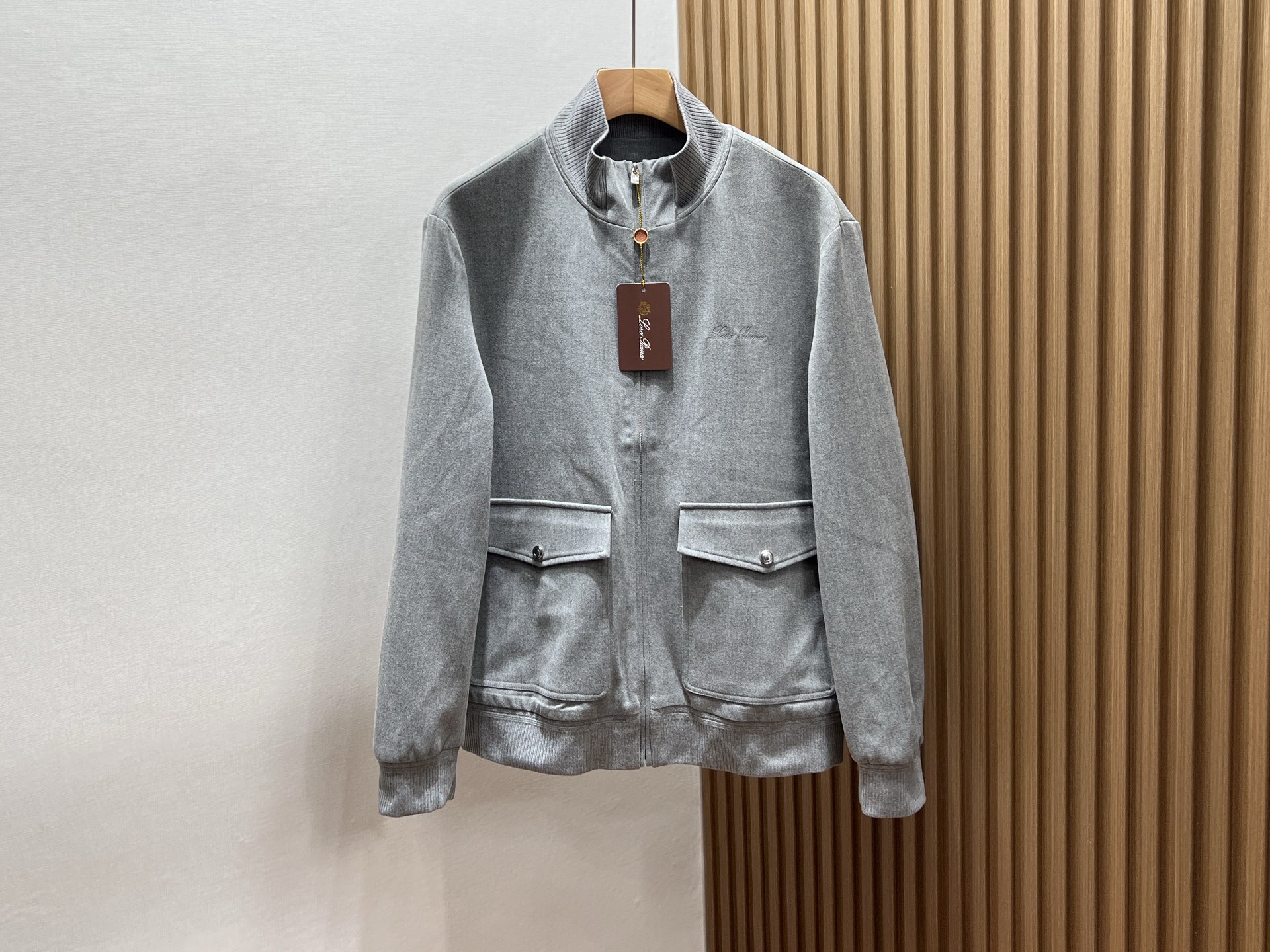 NO:513614,The casual and fashionable zipper jacket with pockets on the front is a must-have for urban trend experts. Its design is simple but not lacking in style. It uses high-quality fabrics, which are soft and comfortable and have good breathability, allowing you to enjoy fashion while maintaining a comfortable wearing experience. The pocket design on the front of the jacket is not only practical and convenient, but also adds a sense of casualness and freedom to the overall look. The smooth opening and closing of the zipper makes you more comfortable when wearing. Whether it is paired with jeans or casual pants, you can easily control a variety of styles, allowing you to show your personality in the streets and alleys. Whether it is daily travel or casual gathering, this jacket can become your right-hand assistant to enhance the overall look, allowing you to stand out from the crowd and become the focus of attention. Grey 48-56 on sale in stock, jeans, jackets & coats, alexander wang19860909前面带有口袋的休闲时尚拉链外套,是都市潮流达人的必备之选.其设计简约而不失格调,采用优质面料,柔软舒适且具有良好的透气性,让你在享受时尚的同时也能保持自在的穿着体验.外套前面的口袋设计不仅实用便捷,还能为整体造型增添一份随性与洒脱.拉链的顺畅开合,让你在穿搭时更加得心应手.无论是搭配牛仔裤还是休闲裤,都能轻松驾驭多种风格,让你在街头巷尾尽显个性风采.无论是日常出行还是休闲聚会,这款外套都能成为你提升整体造型感的得力助手,让你在人群中脱颖而出,成为众人瞩目的焦点. 现货发售灰色48-56,,jeans,jackets & coats,alexander wang,Men's clothing