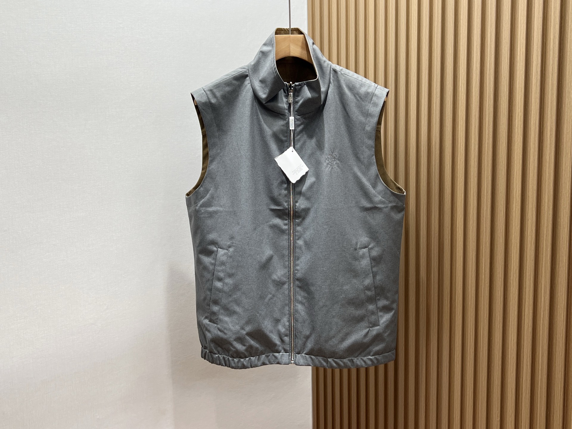 NO:513620,BC double-sided vest jacket, a perfect combination of fashion and function. This jacket is made of high-quality fabric, with classic solid color design on one side, simple and elegant, while the other side uses unique patterns or contrasting colors to show personality style. The vest style design is easy to wear and is not bound by it, and can be easily controlled whether it is casual or outdoor activities. The details are exquisite, the zipper is smooth and durable, and the pocket design is practical and convenient to meet daily needs. The double-sided design not only increases the diversity of wear, but also makes this jacket a versatile item in the closet. Whether it is paired with jeans or casual pants, it can show unique fashion charm. Whether it is an urban white-collar worker who pursues a simple style or a fashion expert who likes personal expression, a double-sided vest jacket is a rare choice. Double-sided 48-56, , jeans, jackets & coats, alexander  wang19860909BC 双面背心夹克,时尚与功能的完美结合.这款夹克采用高品质面料,一面为经典纯色设计,简约大方,另一面则采用独特图案或对比鲜明的色彩,展现个性风采.背心款式设计,轻松穿搭,不受束缚,无论是休闲时光还是户外活动,都能轻松驾驭.细节处理精致,拉链顺滑耐用,口袋设计实用便捷,满足日常需求.双面设计不仅增加了穿着的多样性,更让这款夹克成为衣橱中的百搭单品.无论是搭配牛仔裤还是休闲裤,都能展现出独特的时尚魅力.无论是追求简约风格的都市白领,还是喜欢个性表达的时尚达人,双面背心夹克都是不可多得的选择. 现货发售双面48-56,,jeans,jackets & coats,alexander wang,Men's clothing
