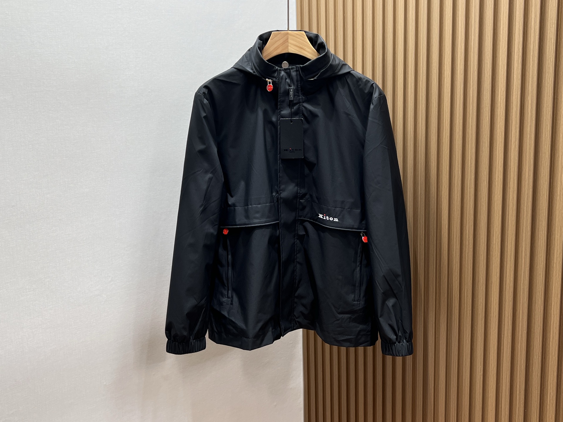 NO:513621,Kiton zippered hooded windbreaker jacket, both stylish and practical!  This zippered hooded windbreaker jacket must be taken!  Its overall style is simple and stylish. Its loose tailoring can easily control no matter what kind of body you are, and it instantly highlights its unique temperament when worn. The fabric is made of high-quality materials, which are wear-resistant and wind-resistant. It can resist the cold in autumn and winter, and it is breathable and will not feel stuffy when worn. The most eye-catching thing is its zipper design, which is extremely smooth to pull and does not stutter at all. It is like installing a 'invisible guardian' on the windbreaker jacket, silently protecting the opening and closing of the clothes. The zipper is of high quality and durable, so that you have no worries. The hooded design adds a bit of leisure and casualness, and the hat can shelter you from wind and rain in the cold wind. Whether it is daily commuting to work, shopping or outdoor activities on weekends, wearing it, you can easily become the focus of the crowd and show your fashionable attitude and personal charm!  Spot Black/Gray 48-56, Jackets & coats,hats,alexander wang19860909Kiton 拉链连帽风衣夹克,时尚与实用兼备！ 这款拉链连帽风衣夹克一定要瞧瞧！它整体版型简约又不失时尚感,宽松的剪裁,无论你是何种身材,都能轻松驾驭,穿上瞬间凸显独特气质. 面料选用高品质材质,耐磨又抗风,在秋冬季节能为你抵御寒冷,同时透气性良好,穿着不会感到闷热. 最亮眼的就是它的拉链设计,拉起来顺滑无比,一点都不卡顿,就像给风衣夹克装上了一个“隐形守护者”,默默守护着衣物的开合.拉链质量上乘,坚固耐用,让你没有后顾之忧. 连帽设计增添了几分休闲与随性,帽子还能在寒风中为你遮风挡雨.无论是日常上班通勤,还是周末出门逛街、户外活动,穿上它,你都能轻松成为人群中的焦点,展现自己的时尚态度与个性魅力！ 现货发售黑色/灰色48-56,,jackets & coats,hats,alexander wang,Men's clothing