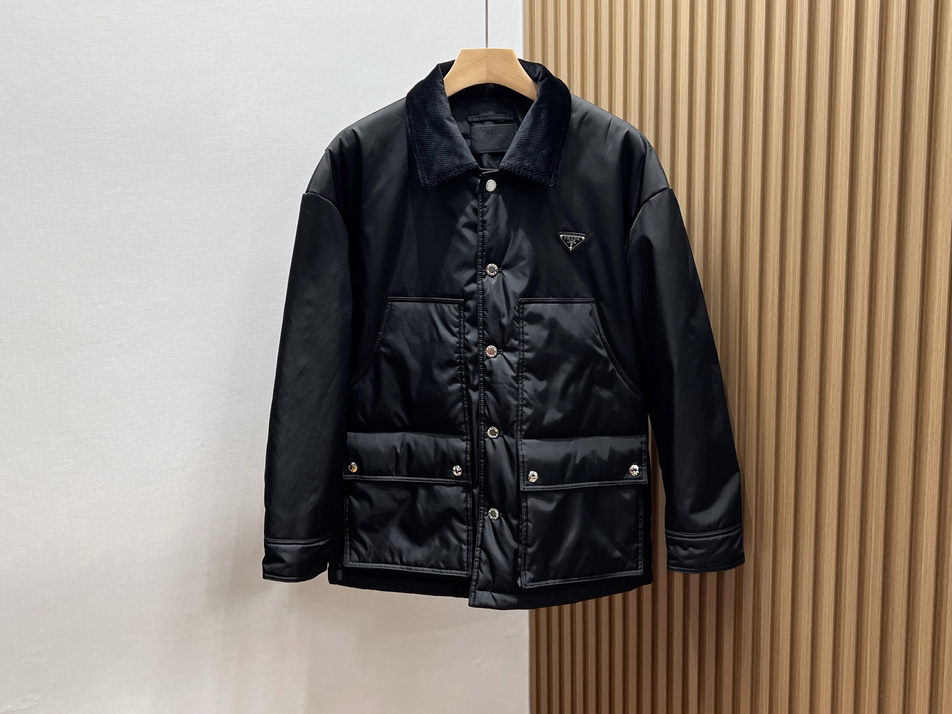 NO:513632,The jacket designed with chest pockets has become a must-have item in the wardrobe with its unique fashion charm and casual style. The jacket uses high-quality fabrics, which feels soft and has good breathability, ensuring comfortable and unrestrained wear. The finishing touch is the exquisite pocket design on the chest, which not only adds a sense of layering and three-dimensionality, but also cleverly enhances the overall fashion atmosphere. Simple but not lacking in style tailoring, perfectly fits the body, and can easily control it for daily travel or casual gatherings, showing the charm of personality. Paired with jeans or casual pants, you can create a casual and natural street style. In addition, the details of the jacket are also very well handled, such as exquisite stitching and sturdy buttons, which show its high quality and durability. In short, this fashionable casual jacket with chest pocket is a choice that you should not miss when pursuing personality and comfort.  Spot Black 48-50-52-54-56, jeans, jackets & coats, alexander wang19860909胸前口袋设计的外套,以其独特的时尚韵味与休闲风格,成为衣橱中的必备单品.外套采用优质面料,触感柔软且具有良好的透气性,确保穿着舒适无拘束.其点睛之笔在于胸前精致的口袋设计,不仅增添了层次感与立体感,还巧妙地提升了整体的时尚气息.简约而不失格调的剪裁,完美贴合身形,无论是日常出行还是休闲聚会,都能轻松驾驭,彰显个性魅力.搭配牛仔裤或休闲裤,即可打造出随性自然的街头风格.此外,外套的细节处理也十分到位,如精致的缝线、坚固的纽扣等,都展现了其高品质与耐用性.总之,这款胸前口袋时尚休闲外套,是追求个性与舒适的你不容错过的选择. 现货发售黑色48-50-52-54-56,,jeans,jackets & coats,alexander wang,Men's clothing