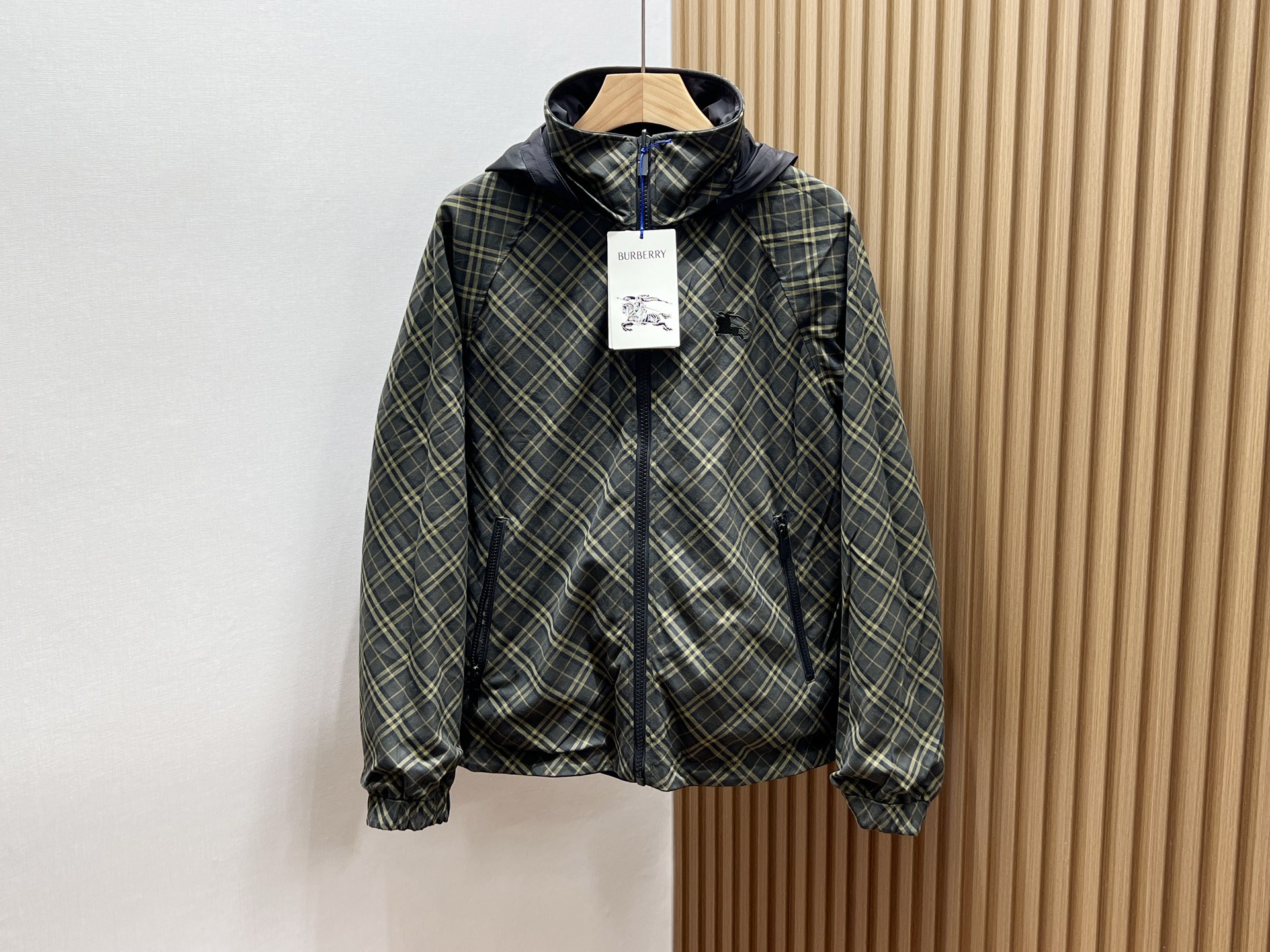 NO:513597,Double-sided casual and fashionable jacket, one or two clothes show its charm. On the fashionable stage, a double-sided casual and fashionable jacket is undoubtedly a treasure item in men's wardrobe. This jacket is made of high-quality fabrics, light, delicate and breathable, and the upper body shows high-end quality. The unique double-sided design, on one side, is a simple and atmospheric style, worn when commuting, showing gentlemanly demeanor; on the other side, it is full of avant-garde punk atmosphere, and wears it at any time to casually bring out a free and unrestrained attitude. The classic baseball collar design is simple but not simple, and can be easily controlled no matter what occasion you are in. The exquisite tailoring fits the body and highlights the good figure. The large pocket adds a sense of leisure and shows taste in the details.  Wear it, you are a street fashionista and the focus of the crowd. A jacket, two styles, meet your needs at different moments, and make your outfit more relaxed. Choosing such a double-sided casual and fashionable jacket is a free and comfortable attitude towards life. Double-sided models on sale in stock 48-50-52-54-56,, jackets & coats,alexander wang19860909双面休闲时尚夹克,一衣两穿尽显魅力在时尚的舞台上,一件双面休闲时尚夹克无疑是男士衣橱中的宝藏单品. 这款夹克,采用优质面料,轻盈细腻又透气,上身尽显高档品质.独特的双面设计,一面是简约大气的风格,通勤时穿着,尽显绅士风度；另一面则充满前卫的朋克气息,休闲时刻穿上,瞬间拉满自由不羁的态度. 经典棒球领设计,简约而不简单,无论身处何种场合,都能轻松驾驭.精致的剪裁,贴合身形,凸显好身材.大口袋增添休闲感,细节之处尽显品味. 穿上它,你就是街头潮人,是人群中的焦点.一件夹克,两种风格,满足你不同时刻的需求,让你的穿搭更加游刃有余.选择这样一款双面休闲时尚夹克,就是选择了一种自在如风的生活态度. 现货发售双面款48-50-52-54-56,,jackets & coats,alexander wang,Men's clothing