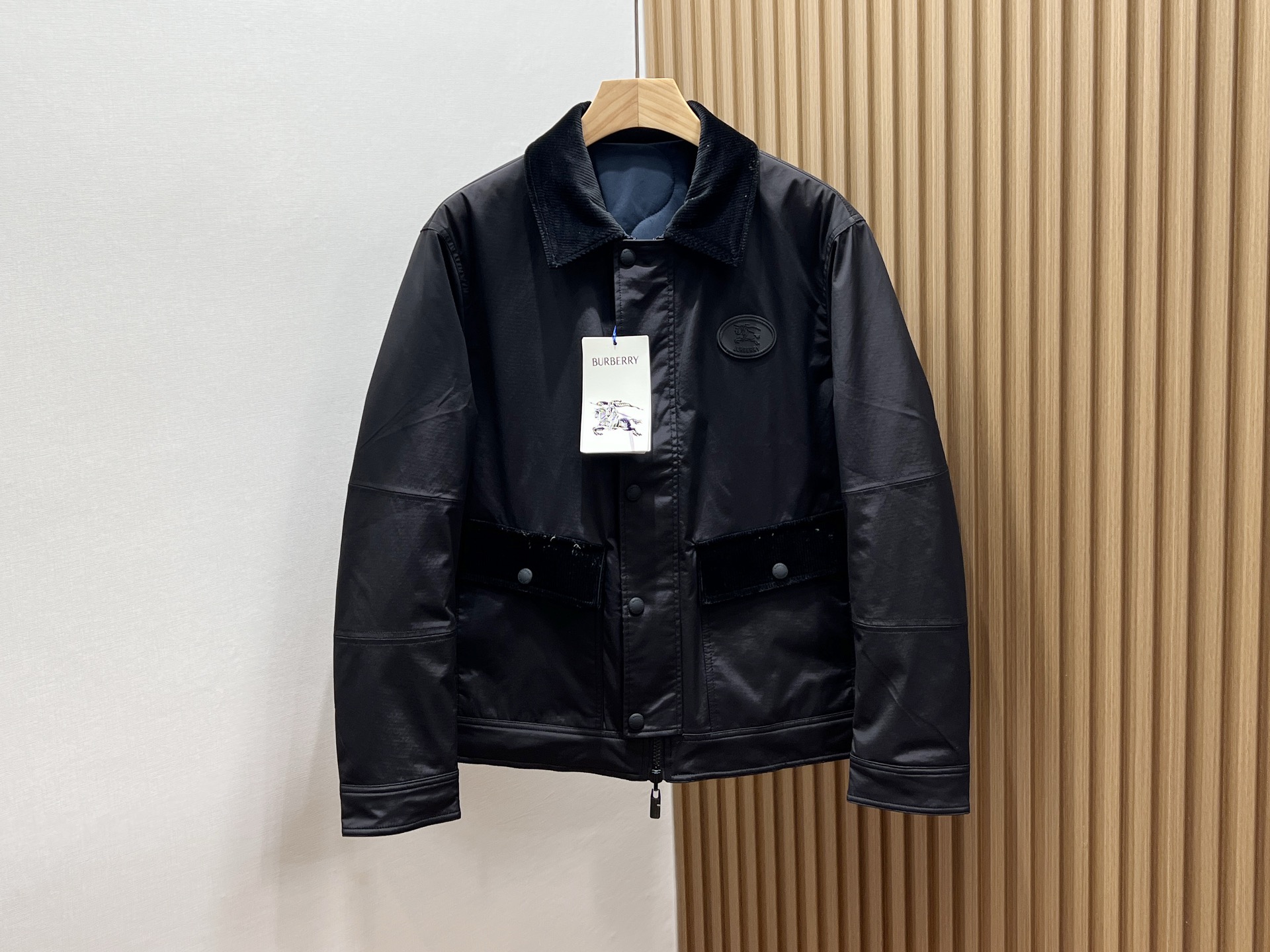 NO:513628,Double-sided casual and fashionable jackets have become the highlight of the winter wardrobe with their unique design concept and exquisite craftsmanship. On the one hand, they use classic and durable cotton fabrics to keep warm and comfortable, suitable for daily leisure; on the other hand, they use fashionable and fashionable materials, which are smooth and unique. The jacket style is cut and combined, which not only retains the neat lines of the traditional jacket, but also incorporates modern fashion elements. Whether it is matched with jeans or casual pants, they can be easily controlled. The interior is filled with high-quality cotton, which is light and warm, effectively resists the invasion of cold. Details such as zippers and pockets, are both practical and beautiful, and enhances the overall wearing experience. Whether it is an urban walk or an outdoor trip, this double-sided jacket cotton can make you the focus and show your unique fashion taste. Double-sided jackets are available in stock, 48-56, ,jeans, jackets &  coats,alexander wang19860909双面休闲时尚夹克棉衣,以其独特的设计理念和精湛的工艺,成为了冬日衣橱中的亮点.一面采用经典耐用的棉质面料,保暖舒适,适合日常休闲；另一面则选用时尚潮流的材质,质感光滑,彰显个性风采.夹克版型剪裁合体,既保留了传统夹克的利落线条,又融入了现代时尚元素,无论是搭配牛仔裤还是休闲裤,都能轻松驾驭.内填优质棉花,轻盈保暖,有效抵御寒冷侵袭.细节处如拉链、口袋等设计,既实用又美观,提升了整体的穿着体验.无论是都市漫步还是户外旅行,这款双面夹克棉衣都能让你成为焦点,展现独特的时尚品味. 现货发售双面夹克48-56,,jeans,jackets & coats,alexander wang,Men's clothing