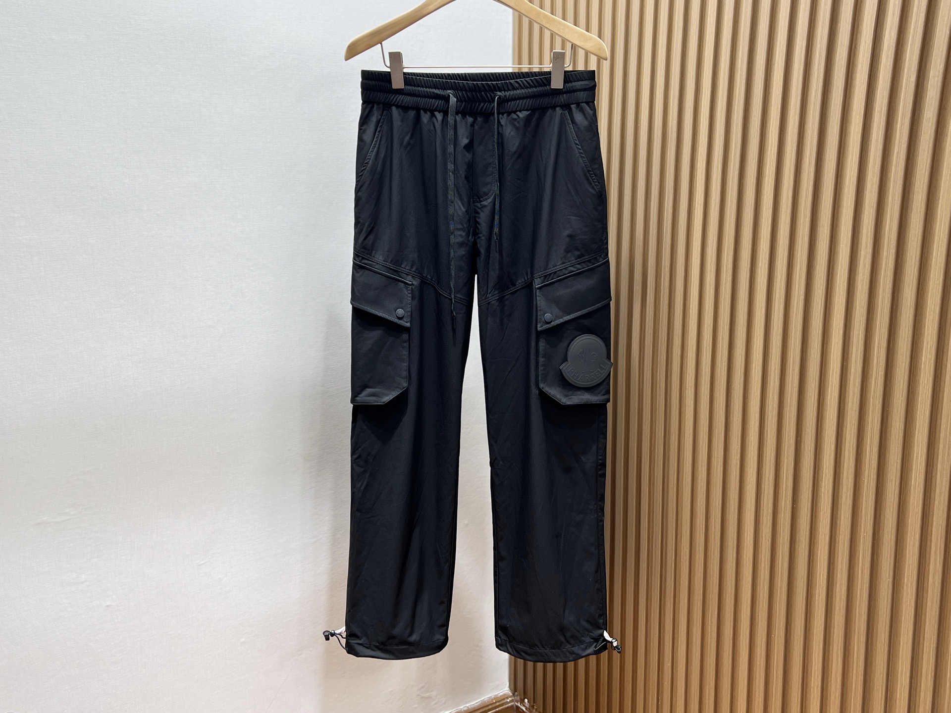 NO:513633,As a perfect combination of contemporary trends and comfort, the foot-length casual fashion pants are gradually becoming a must-have item in the wardrobe. The unique design, with loose trouser legs and foot-length design, not only modify the leg shape, but also gives the wearer an unparalleled sense of freedom. Whether it is daily travel or casual activities, these pants can be easily controlled to show your fashionable attitude. In terms of fabric, it is usually made of soft and breathable materials, which can be kept comfortable and dry even if worn for a long time. The foot-length design cleverly prevents the trouser legs from rolling into the shoes, and adds a sense of neatness. Paired with a pair of simple white shoes or trendy sports shoes, you can easily create a street-style casual outfit.  In addition, the colors and patterns of casual fashion pants with tying feet are also very rich. Whether it is the classic solid color style or the printed patterns full of personality, they can meet the matching needs of different occasions and styles. Whether you are pursuing simple and fashionable, or you are loving personal expression, you can find your own unique charm in this pants. Two colors are available in stock, 48-56, ,sneakers, alexander wang19860909束脚休闲时尚裤,作为当代潮流与舒适的完美结合,正逐渐成为衣橱中的必备单品.其独特的设计,以宽松的裤腿搭配束脚设计,不仅修饰了腿型,还赋予了穿着者无与伦比的自在感受.无论是日常出行还是休闲活动,这款裤子都能轻松驾驭,展现你的时尚态度. 面料上,它通常采用柔软透气的材质,即便是长时间穿着也能保持舒适干爽.束脚的设计,巧妙地防止了裤脚卷入鞋内,同时增添了一份利落感.搭配一双简约的小白鞋或是潮流运动鞋,便能轻松打造出街头风格的休闲装扮. 此外,束脚休闲时尚裤的色彩与图案选择也极为丰富,无论是经典的纯色款式,还是充满个性的印花图案,都能满足不同场合与风格的搭配需求.无论是追求简约时尚的你,还是钟爱个性表达的你,都能在这款裤子中找到属于自己的那份独特魅力. 现货发售二色48-56,,sneakers,alexander wang,Men's clothing