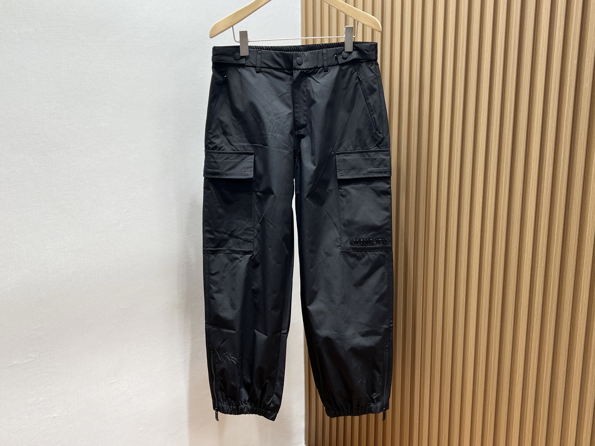 NO:513645,Small letter casual fashion pants with foot pockets combine practicality and trends with their unique design. They are made of high-quality fabrics, soft and comfortable, skin-friendly and breathable, and can keep them dry and comfortable even if worn for a long time. The legs of the pants are designed with foot fit not only to the ankles, but also to be neat and fashionable, suitable for a variety of outdoor activities. They are equipped with practical pockets on both sides to facilitate storing small items, such as mobile phones, keys, etc., and travel without worries. The small letters on the pants are decorated with simple but not without style, showing a personality attitude, and making the overall look more outstanding. Whether it is matched with sports shoes, board shoes or casual shoes, they can be easily controlled and show different fashion styles. Whether it is daily travel, sports and fitness or casual gatherings, this casual fashion pants are your ideal choice, allowing you to show your personality in comfort. Two colors are available in stock 48-56,,sneakers,alexander wang19860909束脚口袋小字母休闲时尚裤,以其独特的设计融合了实用与潮流.采用优质面料,柔软舒适,亲肤透气,即便是长时间穿着也能保持干爽自在.裤脚采用束脚设计,不仅贴合脚踝,更显利落时尚,适合多种户外活动.两侧配备实用口袋,方便存放小物品,如手机、钥匙等,出行无忧.裤腿上的小字母装饰,简约而不失格调,彰显个性态度,让整体造型更加出彩.无论是搭配运动鞋、板鞋还是休闲鞋,都能轻松驾驭,展现不同的时尚风格.无论是日常出行、运动健身还是休闲聚会,这款休闲时尚裤都是你的理想选择,让你在舒适中尽显个性风采. 现货发售二色48-56,,sneakers,alexander wang,Men's clothing