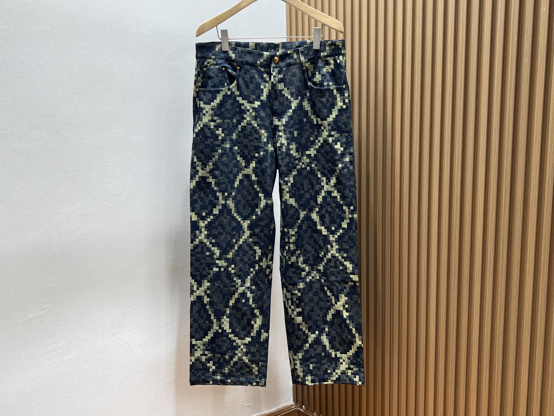 NO:513637,The casual and fashionable jeans of presbyopia combine the unique charm of retro and modernity and have become the new favorite of trendy experts. Their characteristics are classic presbyopia patterns, presented in delicate canvas materials, not only add a bit of literary atmosphere, but also highlight the extraordinary taste of the wearer. The jeans are straight-tailed, which not only modify the leg shape and ensure the comfort of wearing. Whether paired with a simple T-shirt or a fashionable shirt, you can easily control a variety of styles. The fabric has been processed with special craftsmanship, which not only retains the jean's crispness, but also improves breathability and wear resistance, and can maintain a comfortable experience even if worn for a long time. Details, such as exquisite stitching and solid hardware accessories, all show the exquisite craftsmanship of craftsmen. This casual canvas casual jeans are not only a piece of clothing, but also a perfect carrier for showing personality and fashion attitude.  Spot sale old colors 48-56, jeans,shirts,tees,t-shirt,alexander wang19860909老花帆布休闲时尚牛仔裤,融合了复古与现代的独特韵味,成为潮流达人的新宠.其特色在于经典的老花图案,以细腻的帆布材质呈现,不仅增添了几分文艺气息,更彰显穿着者的不凡品味.牛仔裤采用直筒剪裁,既修饰腿型又保证了穿着的舒适度,无论是搭配简约T恤还是时尚衬衫,都能轻松驾驭多种风格.面料经过特殊工艺处理,既保留了牛仔的挺括感,又提升了透气性和耐磨性,即便是长时间穿着也能保持舒适体验.细节之处,如精致的缝线、牢固的五金配件,无不展现出匠人的精湛工艺.这款老花帆布休闲牛仔裤,不仅是一件服饰,更是展现个性与时尚态度的完美载体. 现货发售老花色48-56,,jeans,shirts,tees，t-shirt,alexander wang,Men's clothing