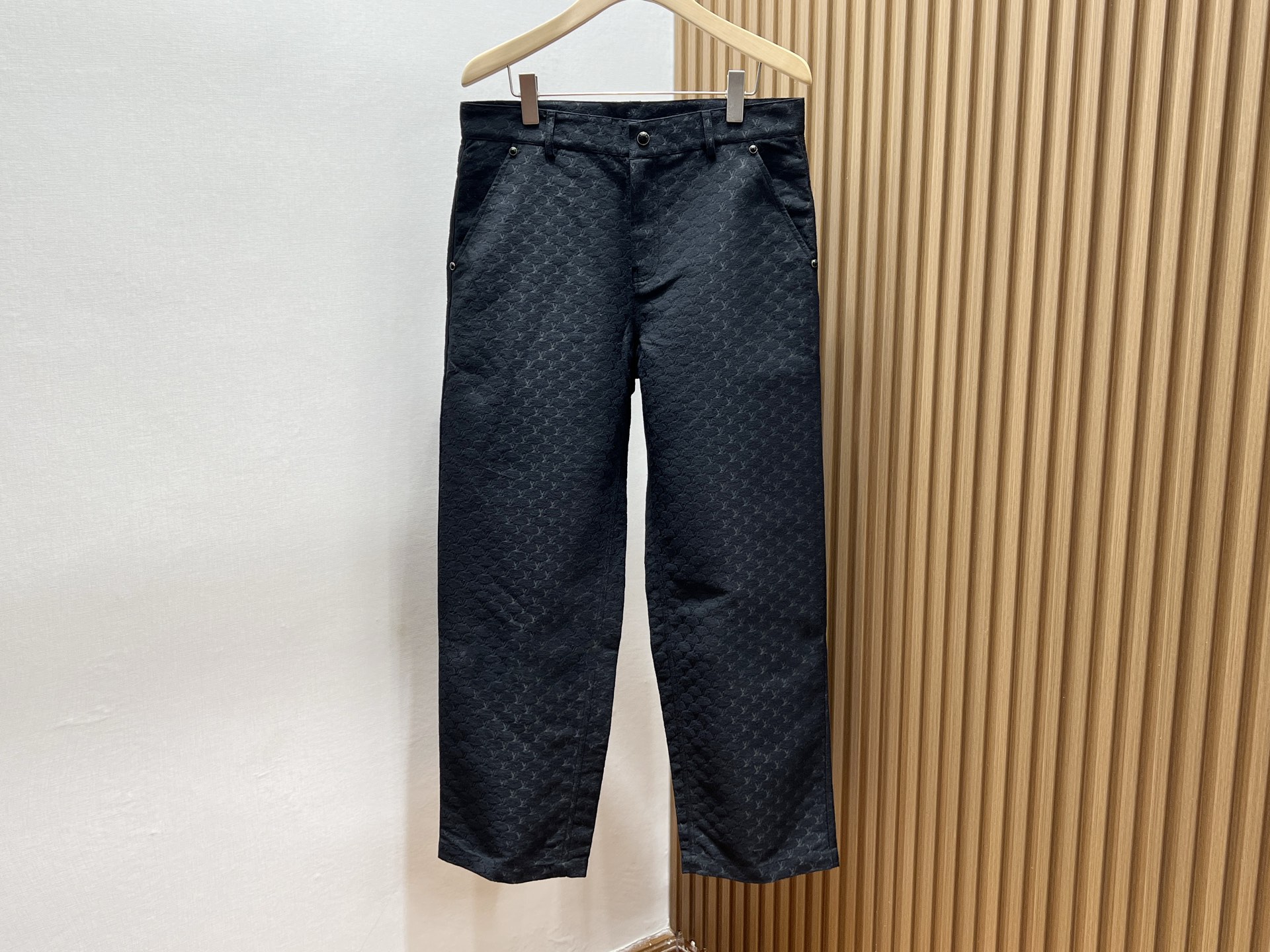 NO:513641,The casual and fashionable jeans of dark pattern canvas have become a must-have item in the closet with their unique charm. This jeans are made of high-quality canvas fabric and combined with fine dark pattern design, which not only retains the wear resistance and breathability of the canvas, but also adds a low-key luxury. The tailoring is simple but fashionable, and the straight-leg pants shapes the leg shape and is suitable for all figures. It is comfortable to wear, whether it is matched with casual shoes or sports shoes, and can easily control the daily casual style. The details of dark pattern are looming in the light, adding a mystery and level to the overall look. Whether it is traveling, gatherings or daily travel, this casual canvas casual jeans of dark pattern can make you stand out from the crowd and show your unique fashion taste. It is not only a practical dressing choice, but also a fashion statement that expresses personality and attitude.  Spot Black 48-56, Sneakers, jeans, alexander wang19860909暗纹帆布休闲时尚牛仔裤,以其独特的魅力成为衣橱中的必备单品.这款牛仔裤采用高品质帆布面料,结合精细的暗纹设计,既保留了帆布的耐磨与透气性,又增添了低调的奢华感.其剪裁简约而不失时尚,直筒裤型修饰腿型,适合各种身材.穿着舒适,无论是搭配休闲鞋还是运动鞋,都能轻松驾驭日常休闲风格.暗纹细节在光线下若隐若现,为整体造型增添了一份神秘与层次.无论是出游、聚会还是日常出行,这款暗纹帆布休闲牛仔裤都能让你在人群中脱颖而出,展现独特的时尚品味.它不仅是实用的穿着选择,更是表达个性与态度的时尚宣言. 现货发售黑色48-56,,sneakers,jeans,alexander wang,Men's clothing