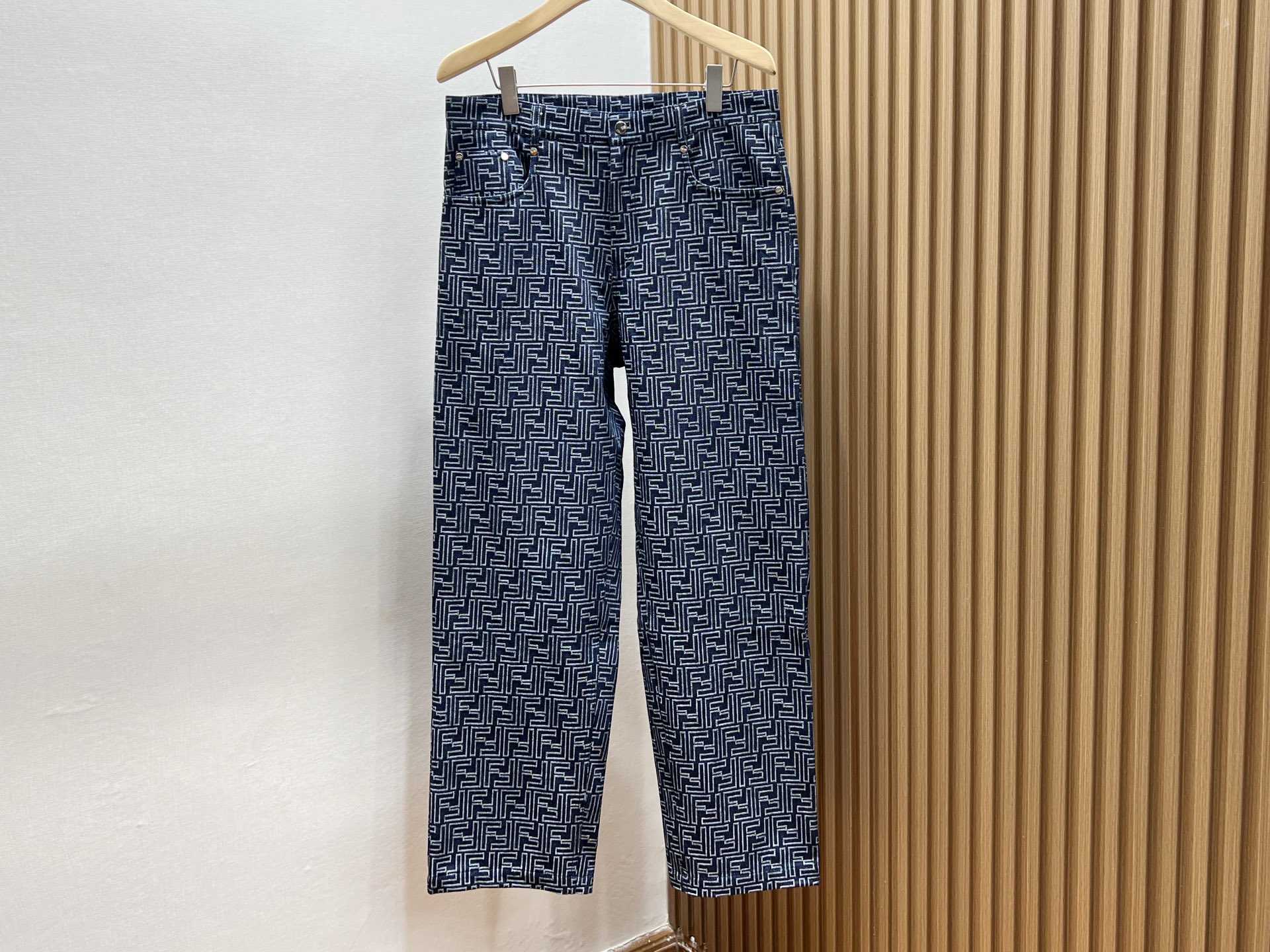 NO:513629,Lightning canvas casual and fashionable jeans have become the new favorite of urban casual style with their unique design concepts and exquisite craftsmanship. The use of high-quality canvas fabrics and blends classic denim blue, which not only retains the retro charm of denim, but also adds the durability and breathability of canvas. The trousers are cleverly incorporated into lightning pattern elements, adding a touch of avant-garde and unruly to the overall shape and highlighting the personality style. The style is loose and comfortable, and the tailoring is smooth. Whether it is paired with a simple T-shirt or a casual shirt, it can be easily controlled and shows a casual and natural casual attitude. Whether it is a weekend trip or a daily trip, this Lightning canvas casual and fashionable jeans can make you the most eye-catching scenery on the street. It is not just a pair of pants, but also an expression of a free and unruly attitude towards life, allowing you to feel the power and confidence from the heart every step you walk.  Spot sale blue 48-56, jeans,shirts,tees,t-shirt,alexander wang19860909闪电帆布休闲时尚牛仔裤,以其独特的设计理念和精湛的工艺,成为都市休闲风尚的新宠.采用高品质帆布面料,融合经典牛仔蓝,既保留了牛仔的复古韵味,又增添了帆布的耐用与透气特性.裤身巧妙融入闪电图案元素,为整体造型增添一抹前卫与不羁,彰显个性风采.版型宽松舒适,剪裁流畅,无论是搭配简约T恤还是休闲衬衫,都能轻松驾驭,展现随性自然的休闲态度.无论是周末出游还是日常出行,这款闪电帆布休闲时尚牛仔裤都能让你成为街头最亮眼的风景线.它不仅仅是一条裤子,更是一种自由、不羁生活态度的表达,让你在每一步行走中,都能感受到那份来自内心的力量与自信. 现货发售蓝色48-56,,jeans,shirts,tees，t-shirt,alexander wang,Men's clothing