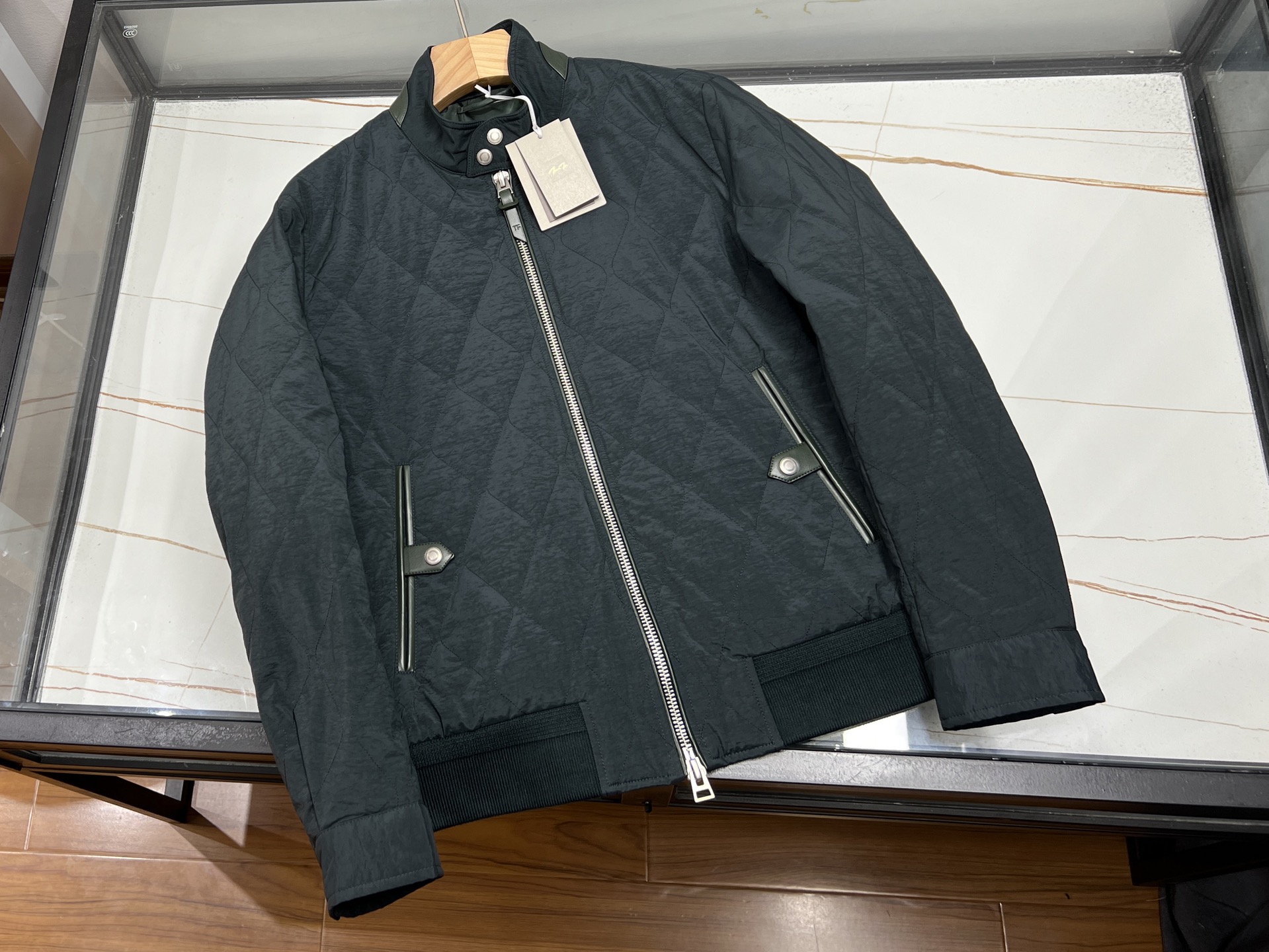 NO:637196,-25SS————TF brand’s latest Lingge (diamond-shaped) cotton jacket has become an autumn and winter item that pays equal attention to fashion and warmth with its unique design and excellent performance. The following is the jacket!  The Lingge cotton jacket uses a classic diamond-shaped plaid design, which not only gives the clothing a three-dimensional feel, but also adds visual layers and details. Its color combinations are diverse, including low-key and calm dark colors, and bright and lively light colors, which can meet the individual needs of different consumers. The overall tailoring of the jacket is smooth and the lines are simple and elegant. It not only retains the handsomeness and toughness of the traditional jacket, but also incorporates modern fashion elements, making the entire jacket more fashionable and versatile.  The jacket uses high-quality cotton fabric as the main material, and the filler uses high-quality down cotton to ensure the warmth of the garment. At the same time, the diamond-shaped quilting process is not only beautiful and elegant, but also effectively fixes the filler to prevent it from shifting or deforming, thus extending the service life of the jacket. In addition, the fabric of the jacket also has certain windproof and waterproof properties, which can provide additional protection for the wearer in harsh weather conditions.  The TF brand fully considered the wearer's comfort when designing this jacket. The inside of the jacket is made of soft and skin-friendly fabrics, which will not cause irritation when in contact with the skin. At the same time, the jacket's design is reasonable, which can modify the body lines without restricting body activities, allowing the wearer to enjoy a free and comfortable wearing experience while maintaining a fashionable image.  Lingge cotton coats and jackets also have high flexibility in matching. Whether paired with jeans and casual shoes, or with a skirt and boots, you can easily create different fashion styles. In addition, the jacket can also be used as an inner wear or outer wear, and can be mixed and matched with various autumn and winter items to show a unique fashion charm.  The latest Lingge cotton jacket launched by the TF brand has become a must-have item in autumn and winter with its unique design, excellent thermal performance, comfortable wearing experience and flexible matching suggestions. Whether it is daily travel or outdoor activities, it can provide the wearer with a dual guarantee of fashion and warmth. Ready for sale green/blue/black 48-58, men's clothing, tom ford, boots, skirts, jeans, jackets & coats, jackets & coats, jacket, alexander wangdown jacket19860909-25SS————TF品牌最新推出的凌格（菱形格）棉服外套夹克,以其独特的设计和卓越的性能,成为了时尚与保暖并重的秋冬单品.以下是对该夹克！ 凌格棉服外套夹克采用了经典的菱形格纹设计,不仅赋予了服装以立体感,更在视觉上增添了层次与细节.其颜色搭配多样,既有低调沉稳的深色系,也有明亮活泼的浅色系,能够满足不同消费者的个性化需求.夹克的整体剪裁流畅,线条简洁大方,既保留了传统夹克的帅气与硬朗,又融入了现代时尚元素,使得整款夹克更加时尚百搭. 该夹克选用高品质的棉质面料作为主料,填充物则采用了优质的羽绒棉,确保了服装的保暖性能.同时,菱形格的绗缝工艺不仅美观大方,还能有效固定填充物,防止其移位或变形,从而延长夹克的使用寿命.此外,夹克的面料还具有一定的防风和防水性能,能够在恶劣的天气条件下为穿着者提供额外的保护. TF品牌在设计这款夹克时充分考虑了穿着者的舒适度.夹克的内里采用柔软亲肤的面料,与皮肤接触时不会产生刺激感.同时,夹克的版型设计合理,既能够修饰身材线条,又不会束缚身体活动,使得穿着者在保持时尚形象的同时,也能享受到自由舒适的穿着体验. 凌格棉服外套夹克在搭配方面也具有很高的灵活性.无论是搭配牛仔裤和休闲鞋,还是搭配半身裙和长筒靴,都能轻松打造出不同的时尚风格.此外,夹克还可以作为内搭或外搭使用,与各种秋冬单品进行混搭,展现出独特的时尚魅力. TF品牌最新推出的凌格棉服外套夹克以其独特的设计、卓越的保暖性能、舒适的穿着体验以及灵活的搭配建议,成为了秋冬季节的必备单品.无论是日常出行还是户外活动,都能为穿着者提供时尚与保暖的双重保障. 现货发售发售绿色/蓝色/黑色48-58,男装,tom ford,boots,skirts,jeans,jackets & coats,jackets & coats,down jacket,alexander wang,Women's clothing