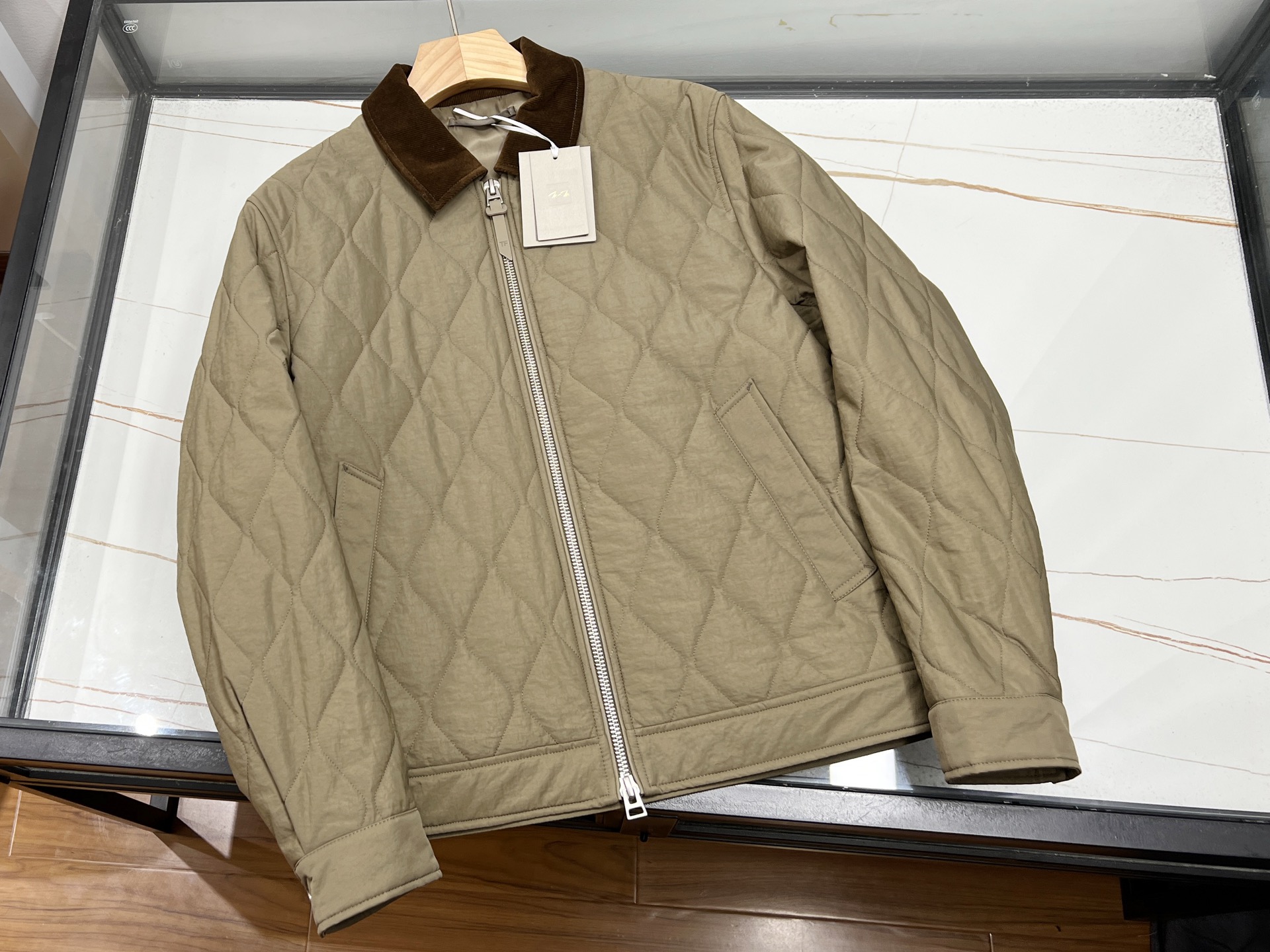 NO:637187,-25SS————TF’s latest rhombus lapel jacket!  TF's latest diamond quilted lapel jacket has become a model of coexistence of fashion and practicality with its unique design and excellent thermal performance. This jacket adopts the classic diamond quilting process, which is not only beautiful and elegant, but also enhances the warmth and durability of the cotton jacket. The lapel design is simple yet fashionable, which can well modify the neck line and enhance the overall wearing effect.  The jacket has a well-fitting silhouette that highlights your figure without being too tight, making it comfortable and comfortable to wear. At the same time, the jacket also uses high-quality filling to ensure that you can stay warm in cold weather. In addition, this rhombus cotton jacket also pays attention to details, such as exquisite stitching, sturdy zippers and practical pockets, which all demonstrate its high quality and practicality. Whether it is daily travel or outdoor activities, this jacket can be your ideal choice.  Ready for sale green/black 48-50-52-54-56-58, men's clothing, tom ford, jackets & coats, jackets & coats, alexander wang19860909-25SS————TF最新菱格棉服翻领外套夹克！ TF最新推出的菱格棉服翻领外套夹克,以其独特的设计和卓越的保暖性能,成为时尚与实用并存的典范.这款夹克采用经典的菱格绗缝工艺,不仅美观大方,还增强了棉服的保暖性和耐用性.翻领设计简约而不失时尚感,能够很好地修饰颈部线条,提升整体穿着效果. 外套的版型剪裁合体,既能够凸显身材线条,又不会过于紧绷,穿着舒适自如.同时,夹克还采用了优质的填充物,确保在寒冷的天气中也能保持温暖. 此外,这款菱格棉服夹克还注重细节处理,如精致的缝线、坚固的拉链和实用的口袋等,都彰显了其高品质和实用性.无论是日常出行还是户外活动,这款夹克都能成为你的理想选择. 现货发售绿色/黑色48-50-52-54-56-58,男装,tom ford,jackets & coats,jackets & coats,alexander wang,Women's clothing