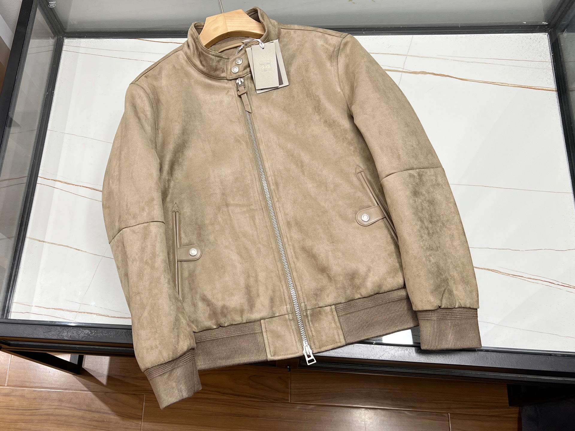 NO:951855,-25SS————TF’s latest classic suede cotton jacket has become the focus of the fashion world with its unique charm and exquisite craftsmanship. The jacket is made of high-quality suede material with an appropriate amount of cotton lining, which not only retains the unique texture of the suede, but also increases the wearing comfort. The suede surface is delicate and soft, with a natural luster, showing a low-key and luxurious beauty.  The design of the jacket is simple yet classic, and the cut is three-dimensional and crisp, which can well modify the body shape. Whether it is the collar, cuffs or hem, they have been carefully processed, showing the brand's ultimate pursuit of details. This suede cotton jacket is very easy to match, whether it is paired with jeans or casual pants, it can easily create a sense of fashion. At the same time, it is suitable for wearing in a variety of occasions, whether it is a daily outing or a party, it can become the focus.  TF's latest classic suede cotton jacket has become a must-have choice for fashion lovers with its high-quality materials, exquisite craftsmanship, simple and classic design and strong matchability. Whether consumers are pursuing fashion trends or focusing on quality life, they can find a satisfactory choice in this jacket. Available in stock Royal Blue/Brown 48-50-52-54-56-58, men's clothing, tom ford, jeans, jackets & coats, chamois leather,19860909-25SS————TF最新经典麂皮棉外套,以其独特的魅力和精湛的工艺成为时尚界的焦点. 外套采用高品质的麂皮材质,搭配适量的棉质内衬,既保留了麂皮的独特质感,又增加了穿着的舒适度.麂皮表面细腻柔软,光泽自然,展现出一种低调而奢华的美感. 外套的设计简约而不失经典,剪裁立体挺括,能够很好地修饰身形.无论是领口、袖口还是下摆,都经过精心处理,展现出品牌对细节的极致追求. 这款麂皮棉外套极易搭配,无论是搭配牛仔裤还是休闲裤,都能轻松打造出时尚感.同时,它适合多种场合穿着,无论是日常出行还是参加聚会,都能成为焦点. TF最新经典麂皮棉外套以其高品质的材质、精湛的工艺、简约而经典的设计以及极强的搭配性,成为时尚爱好者的必备之选.无论是追求时尚潮流还是注重品质生活的消费者,都能在这款外套中找到满意的选择. 现货发售宝蓝色/咖啡色48-50-52-54-56-58,男装,tom ford,jeans,jackets & coats,chamois leather,,Women's clothing
