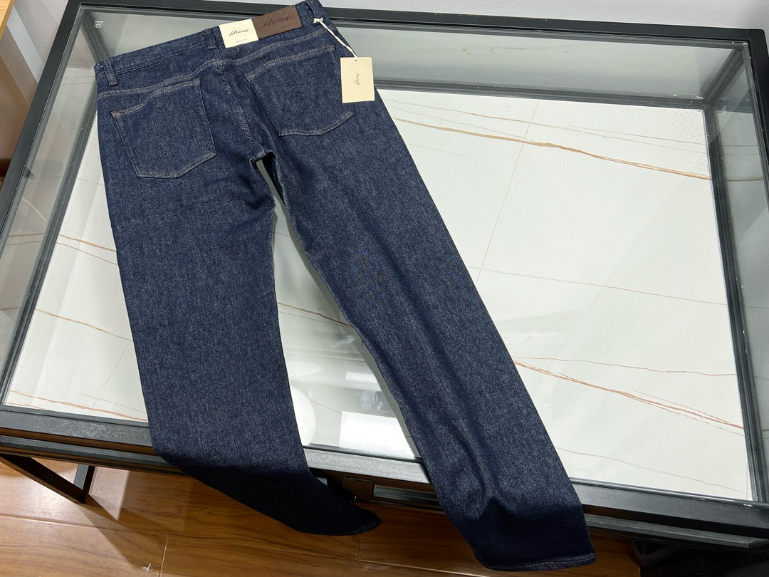 NO:720424,-25SS-B denim solid color jeans!  At the intersection of classics and fashion, with its unparalleled craftsmanship and ultimate pursuit of quality, this pair of solid-color jeans is launched. This pair of jeans is not only an elegant choice for daily wear, but also a work of detail that shows personal taste. It is made of selected high-quality denim fabrics and treated with special processes to ensure comfort and durability, and it can maintain its unique color and texture after every wash.  The solid color design is simple yet high-end. Whether it is deep blue or classic black, it can be easily integrated into various occasions, from casual outings to business casual attire. In terms of style, it is unique and uses slim but not tight tailoring to perfectly fit the body shape and outline smooth leg lines, showing the wearer's confidence and style.  The fine details of the trousers, the comfortable elastic band on the waistband and the iconic brand logo all demonstrate Brioni's deep understanding and pursuit of quality life. Wearing them is not only a pair of trousers, but also a display of a life attitude and an eternal pursuit of sophistication and extraordinaryness. Solid-color jeans are an indispensable fashion item in your wardrobe, making every trip an elegant journey.  Spot sale original color 31-32-33-34-36-38-40-42, men's clothing, jeans,19860909-25SS-B家牛仔纯色牛仔裤！ 在经典与时尚的交汇点,以其无与伦比的工艺和对品质的极致追求,推出了这款纯色牛仔裤.这款裤子不仅是日常穿搭的优雅选择,更是展现个人品味的细节之作.采用精选优质牛仔面料,经过特殊工艺处理,确保了穿着的舒适度与耐用性,每一次洗涤后都能保持其独特的色泽与质感. 纯色设计简约而不失高级感,无论是深邃的蓝色还是经典的黑色,都能轻松融入各种场合,从休闲出游到商务休闲装束,皆能游刃有余.版型上,匠心独运,采用修身而不紧绷的剪裁,完美贴合身形,勾勒出流畅的腿部线条,展现穿着者的自信与风采. 细节之处见真章,裤脚的精细锁边、裤腰的舒适弹力带以及标志性的品牌标识,无一不彰显着Brioni对品质生活的深刻理解与追求.穿上它,不仅是一条裤子,更是一种生活态度的展现,是对精致与不凡的永恒追求,纯色牛仔裤,是您衣橱中不可或缺的时尚单品,让每一次出行都成为一场优雅的旅行. 现货发售原色31-32-33-34-36-38-40-42,男装,jeans,,Women's clothing