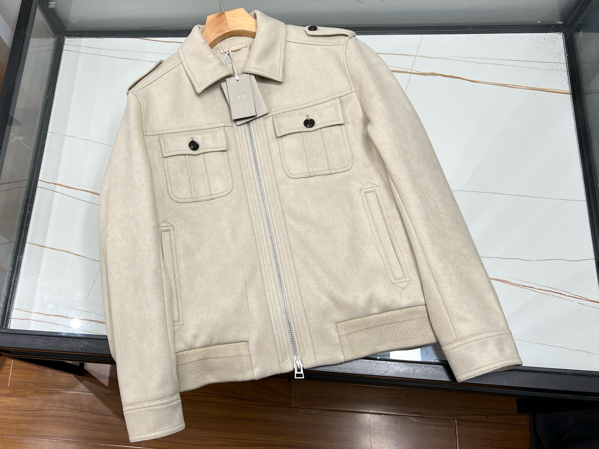 NO:637175,-25SS————TF’s latest classic suede cotton jacket has become the focus of the fashion world with its unique charm and exquisite craftsmanship. The jacket is made of high-quality suede material with an appropriate amount of cotton lining, which not only retains the unique texture of the suede, but also increases the wearing comfort. The suede surface is delicate and soft, with a natural luster, showing a low-key and luxurious beauty.  The design of the jacket is simple yet classic, with a three-dimensional and crisp cut that can well modify the body shape. Whether it is the collar, cuffs or hem, they have been carefully processed, showing the brand's ultimate pursuit of details. This suede cotton jacket is very easy to match, whether it is paired with jeans or casual pants, it can easily create a sense of fashion. At the same time, it is suitable for wearing in a variety of occasions, whether it is a daily trip or a party, it can become the focus.  TF's latest classic suede cotton jacket has become a must-have choice for fashion lovers with its high-quality materials, exquisite craftsmanship, simple and classic design and strong matchability. Whether consumers are pursuing fashion trends or focusing on quality life, they can find a satisfactory choice in this jacket. Available in stock, workwear style off-white 48-50-52-54-56-58, men's clothing, tom ford, jeans, jackets & coats, chamois leather, alexander wang19860909-25SS————TF最新经典麂皮棉外套,以其独特的魅力和精湛的工艺成为时尚界的焦点. 外套采用高品质的麂皮材质,搭配适量的棉质内衬,既保留了麂皮的独特质感,又增加了穿着的舒适度.麂皮表面细腻柔软,光泽自然,展现出一种低调而奢华的美感. 外套的设计简约而不失经典,剪裁立体挺括,能够很好地修饰身形.无论是领口、袖口还是下摆,都经过精心处理,展现出品牌对细节的极致追求. 这款麂皮棉外套极易搭配,无论是搭配牛仔裤还是休闲裤,都能轻松打造出时尚感.同时,它适合多种场合穿着,无论是日常出行还是参加聚会,都能成为焦点. TF最新经典麂皮棉外套以其高品质的材质、精湛的工艺、简约而经典的设计以及极强的搭配性,成为时尚爱好者的必备之选.无论是追求时尚潮流还是注重品质生活的消费者,都能在这款外套中找到满意的选择. 现货发售工装款米白48-50-52-54-56-58,男装,tom ford,jeans,jackets & coats,chamois leather,alexander wang,Women's clothing