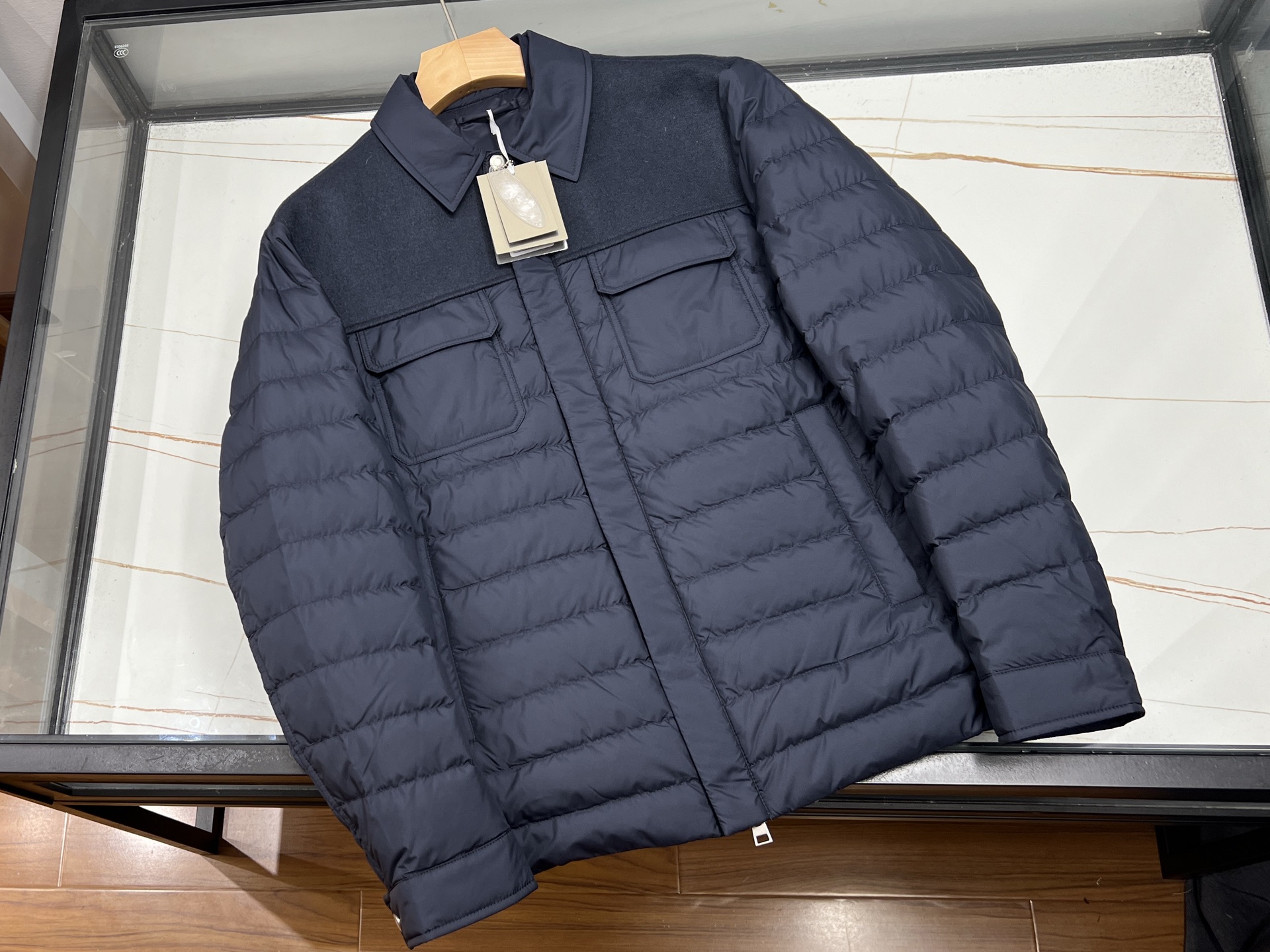 NO:637184,-25SS————The spliced wool retro down jacket launched by TF2025 autumn and winter has become the focus of this season with its lightweight warmth and fashionable design. This style is filled with national standard 85 duck down, with customer-supplied wool on the back and sleeves  Knitted splicing, anti-pilling fibers are added to the wool, which not only improves durability but also maintains a crisp fit. The silk cotton sandwich design on the back enhances warmth, and the main body is made of windproof and rainproof environmentally friendly polyester fiber fabric, which is soft to the touch, wrinkle-resistant and easy to care for.  The retro details are reflected in the inclusive tailoring of the threaded cuffs and hem, which is suitable for different body types; the four-button placket design combines functionality and retro beauty, making it easy to put on and take off. Classic colors such as navy blue and black are suitable for many scenes, and can be paired with high-collar bottoms and straight pants to create a commuting look, or worn with a hooded sweater for a casual style. Available now in three colors 48-50-52-54-56, men's clothing, tom  ford,hoodie,sweatshirts,down jacket,hats,alexander wang19860909-25SS————TF2025秋冬推出的拼接羊毛复古羽绒服,以轻便保暖与时尚设计成为本季焦点.该款采用国标85鸭绒填充,搭配后背及袖部的客供羊毛针织拼接,羊毛中加入抗起球纤维,既提升耐用性又保持挺括版型.背部丝棉夹层设计强化保暖性,正身采用防风防雨的环保聚酯纤维面料,触感软糯且抗皱易打理. 复古细节体现在螺纹袖口与下摆的包容性剪裁,适配不同身材；门襟四合扣设计兼具功能性与复古美感,穿脱便捷.藏青、黑色等经典色系适配多场景穿搭,可搭配高领打底与直筒裤打造通勤造型,或内搭连帽卫衣演绎休闲风格. 现货发售三色48-50-52-54-56,男装,tom ford,hoodie,sweatshirts,down jacket,hats,alexander wang,Women's clothing