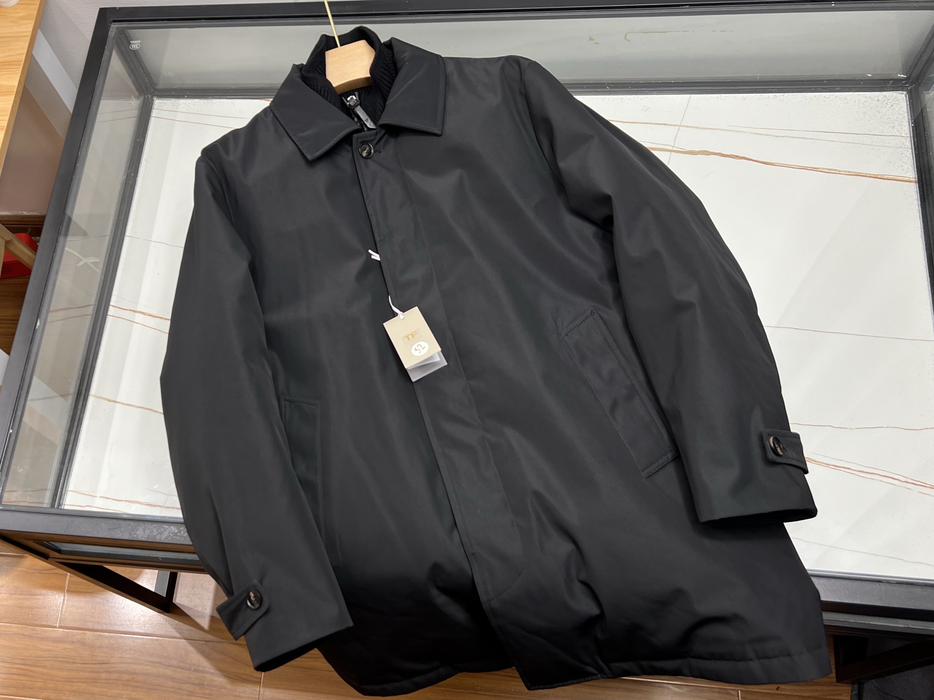 NO:637183,-25SS————TF2025’s latest stand-collar spliced down coat has become the focus of winter with its design that combines fashion and functionality. This down jacket adopts a short cut and combines the classic mountain cloud black color with contrasting splicing elements. It not only breaks the bloated feeling of traditional down jackets, but also enhances windproof and warm properties through the stand-up collar design, making it suitable for various occasions. The fabric is made of high-density wear-resistant materials and is internally padded.  Filled with high-quality white duck down, it is light and warm and not suffocating. It is equipped with a waterproof coating and can easily cope with rain and snow. In terms of details, the quilting process and multi-pocket design take into account practicality and layering. Whether it is paired with jeans or casual pants, it can show a neat style. Users have reported that it has excellent warmth retention and can stay warm during outdoor activities in winter. The tailoring is slim and not bulky, making it a winter item that is both fashionable and practical.  Ready for sale blue/black 48-50-52-54-56, men's clothing, tom ford, jeans, down jacket, alexander wang19860909-25SS————TF2025最新推出的立领拼接羽绒大衣,以时尚与功能性兼备的设计成为冬季焦点.这款羽绒服采用短款剪裁,结合山云黑经典色调与撞色拼接元素,既打破传统羽绒服的臃肿感,又通过立领设计增强防风保暖性,适合多种场合穿搭.面料选用高密度耐磨材质,内部填充优质白鸭绒,轻盈保暖且不易闷热,搭配防水涂层,轻松应对雨雪天气.细节上,绗缝工艺与多口袋设计兼顾实用性与层次感,无论是搭配牛仔裤还是休闲裤,都能展现利落风格.用户反馈其保暖性出色,冬季户外活动也能保持温暖,且剪裁修身不显笨重,是兼具时尚与实用性的冬季单品. 现货发售蓝色/黑色48-50-52-54-56,男装,tom ford,jeans,down jacket,alexander wang,Women's clothing