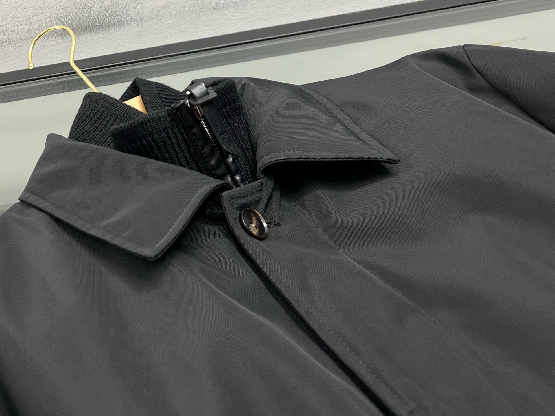 NO:951776,-25SS————TF2025’s latest stand-collar spliced down coat has become the focus of winter with a design that combines fashion and functionality. This down coat is short-cut and combines the classic mountain cloud black color with contrasting splicing elements. It not only breaks the bloated feeling of traditional down jackets, but also enhances windproof and warm properties through the stand-up collar design, making it suitable for various occasions. The fabric is made of high-density wear-resistant material and is internally padded.  Filled with high-quality white duck down, it is light and warm and not suffocating. It is equipped with a waterproof coating and can easily cope with rain and snow. In terms of details, the quilting process and multi-pocket design take into account practicality and layering. Whether it is paired with jeans or casual pants, it can show a neat style. Users have reported that it has excellent warmth retention and can stay warm during outdoor activities in winter. The tailoring is slim and not bulky. It is a winter item that is both fashionable and practical.  Ready for sale blue/black 48-50-52-54-56, men's clothing, tom ford, jeans, down jacket,19860909-25SS————TF2025最新推出的立领拼接羽绒大衣,以时尚与功能性兼备的设计成为冬季焦点.这款羽绒服采用短款剪裁,结合山云黑经典色调与撞色拼接元素,既打破传统羽绒服的臃肿感,又通过立领设计增强防风保暖性,适合多种场合穿搭.面料选用高密度耐磨材质,内部填充优质白鸭绒,轻盈保暖且不易闷热,搭配防水涂层,轻松应对雨雪天气.细节上,绗缝工艺与多口袋设计兼顾实用性与层次感,无论是搭配牛仔裤还是休闲裤,都能展现利落风格.用户反馈其保暖性出色,冬季户外活动也能保持温暖,且剪裁修身不显笨重,是兼具时尚与实用性的冬季单品. 现货发售蓝色/黑色48-50-52-54-56,男装,tom ford,jeans,down jacket,,Women's clothing
