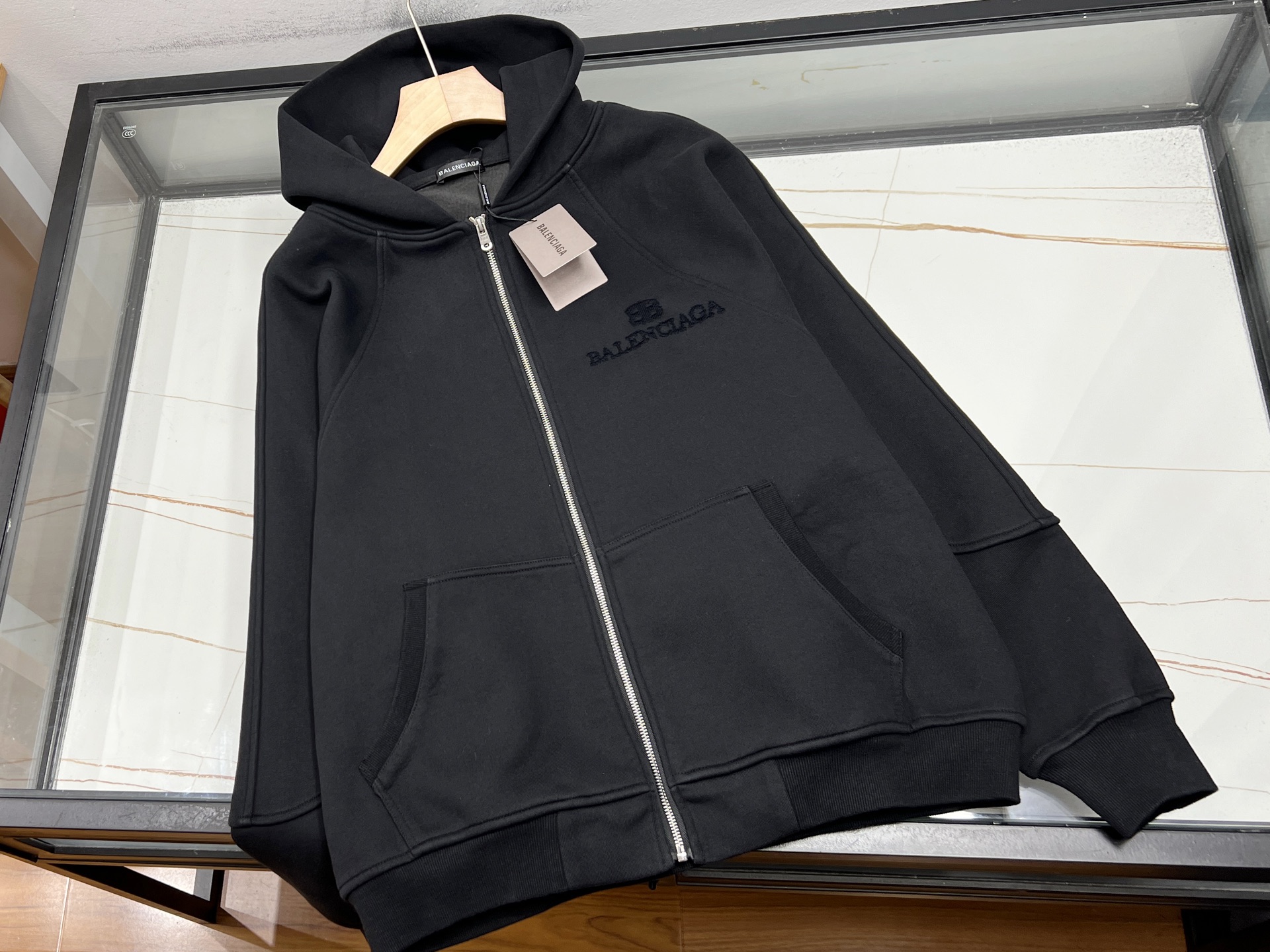 NO:714376,-25SS——Heavy Industry Sweater Hooded Design, Interpretation of Personality and Trend. The hooded sweatshirt made by Heavy Industry is undoubtedly the perfect fusion of fashion and quality. The fabric is made of high-quality cotton, which is soft and skin-friendly, making it very comfortable to wear next to the body. It also has good breathability, so you won’t feel stuffy even if you wear it for a long time.  The hooded design is a highlight of this sweatshirt, which not only adds a bit of casualness to the overall look, but also provides warm protection for the head when the breeze blows. The brim is crisp and stylish, with a drawstring design, which can be freely adjusted for tightness, practical and beautiful. Heavy craftsmanship is reflected in every detail, and the exquisite wiring is even and fine, demonstrating excellent quality. The unique tailoring fits the curves of the human body, whether worn alone or layered, it can easily create a fashionable look, making you stand out from the crowd and become the focus of street fashion.  Ready for sale black/gray M-L-XL-XXL- XXXL, Balenciaga-clothing, balenciaga, hoodie, sweatshirts, hats,19860909-25SS———重工卫衣连帽设计,演绎个性潮流重工打造的连帽卫衣,无疑是时尚与品质的完美融合.其面料精选优质棉料,触感柔软亲肤,贴身穿着倍感舒适,且具有良好的透气性,即便长时间穿着也不觉闷热. 连帽设计是这款卫衣的一大亮点,不仅为整体造型增添了几分休闲随性,还能在微风起时为头部提供温暖呵护.帽檐挺括有型,搭配抽绳设计,可自由调节松紧,实用又美观. 重工工艺体现在每一处细节,精致的走线均匀细密,彰显出卓越的品质.独特的剪裁贴合人体曲线,无论是单穿还是叠穿,都能轻松打造出时尚造型,让你在人群中脱颖而出,成为街头时尚的焦点. 现货发售黑色/灰色M-L-XL-XXL- XXXL,巴黎世家-服装,balenciaga,hoodie,sweatshirts,hats,,Women's clothing