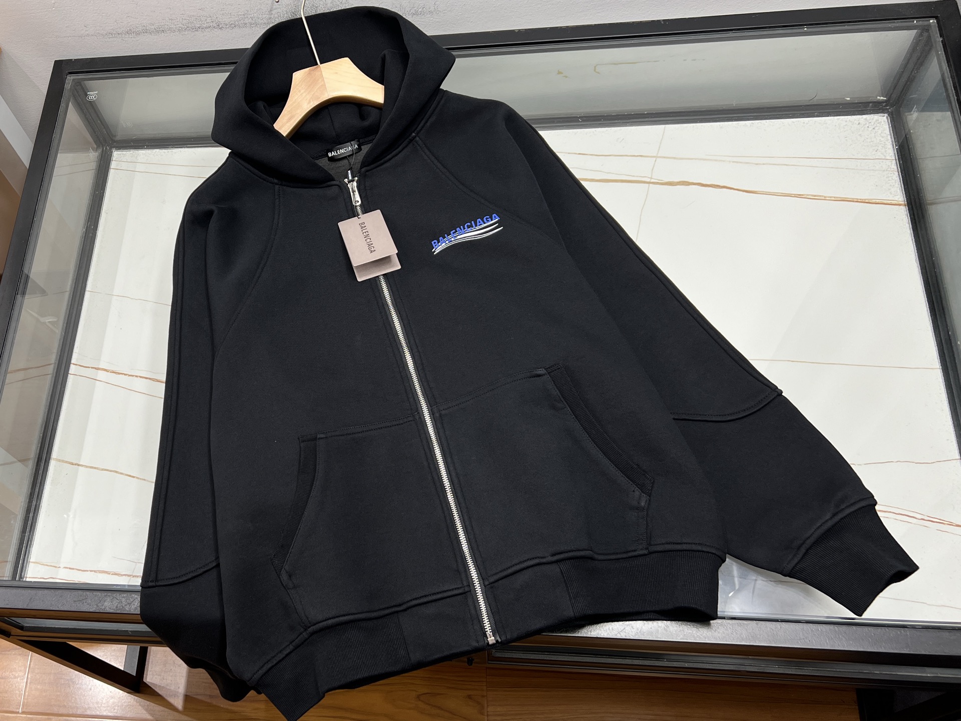 NO:714370,-25SS——Heavy Industry Sweater Hooded Design, Interpretation of Personality and Trend. The hooded sweatshirt made by Heavy Industry is undoubtedly the perfect fusion of fashion and quality. The fabric is made of high-quality cotton, which is soft and skin-friendly, making it very comfortable to wear next to the body. It also has good breathability, so you won’t feel stuffy even if you wear it for a long time.  The hooded design is a highlight of this sweatshirt, which not only adds a bit of casualness to the overall look, but also provides warm protection for the head when the breeze blows. The brim is crisp and stylish, with a drawstring design, which can be freely adjusted for tightness, practical and beautiful. Heavy craftsmanship is reflected in every detail, a19860909-25SS———重工卫衣连帽设计,演绎个性潮流重工打造的连帽卫衣,无疑是时尚与品质的完美融合.其面料精选优质棉料,触感柔软亲肤,贴身穿着倍感舒适,且具有良好的透气性,即便长时间穿着也不觉闷热. 连帽设计是这款卫衣的一大亮点,不仅为整体造型增添了几分休闲随性,还能在微风起时为头部提供温暖呵护.帽檐挺括有型,搭配抽绳设计,可自由调节松紧,实用又美观. 重工工艺体现在每一处细节,精致的走线均匀细密,彰显出卓越的品质.独特的剪裁贴合人体曲线,无论是单穿还是叠穿,都能轻松打造出时尚造型,让你在人群中脱颖而出,成为街头时尚的焦点. 现货发售黑色/灰色M-L-XL-XXL- XXXL,巴黎世家-服装,balenciaga,hoodie,sweatshirts,hats,,Women's clothing